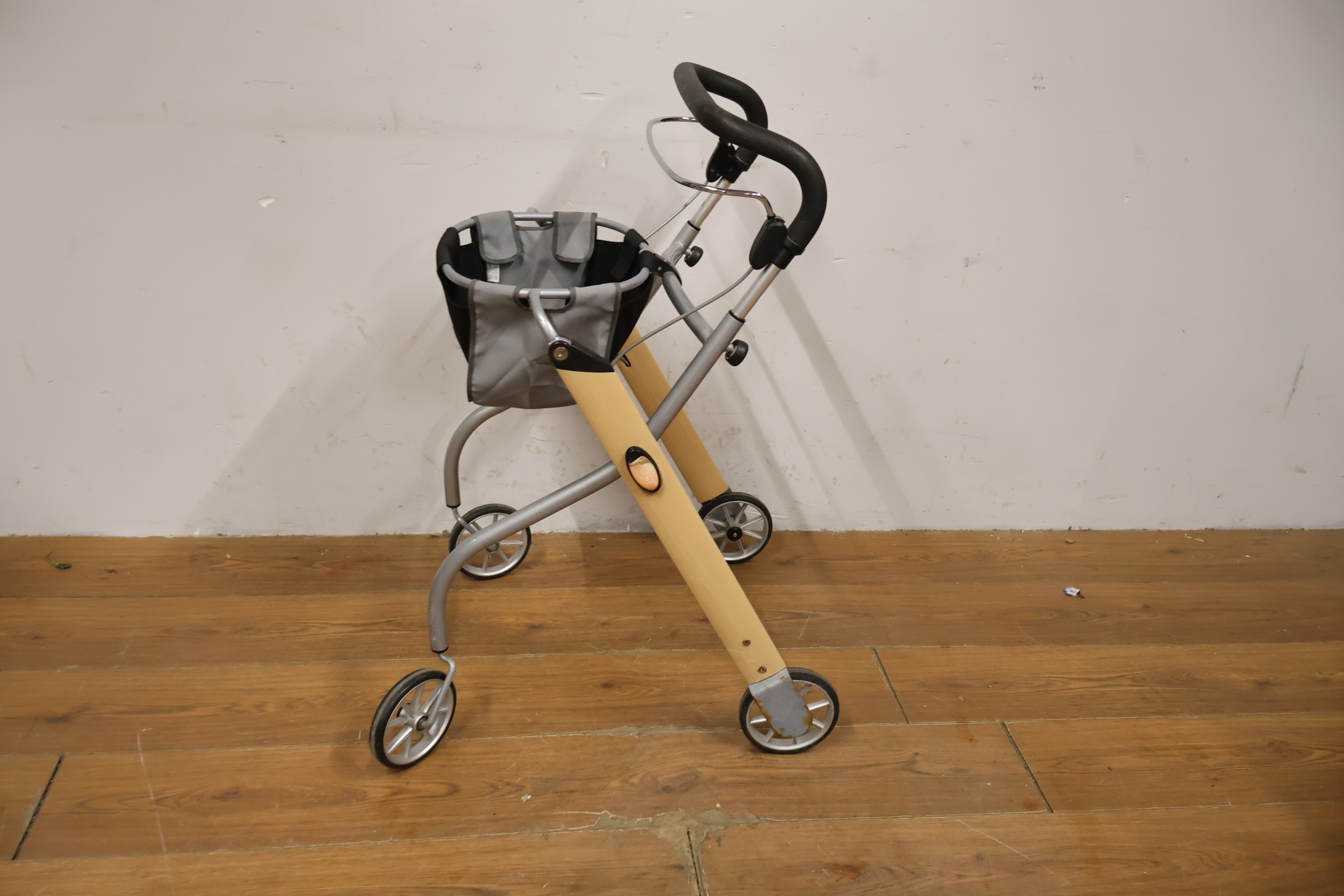 Indoor Rollator van Trust care – foto 9 – kavel bij GSD Auctions, Zoeterwoude