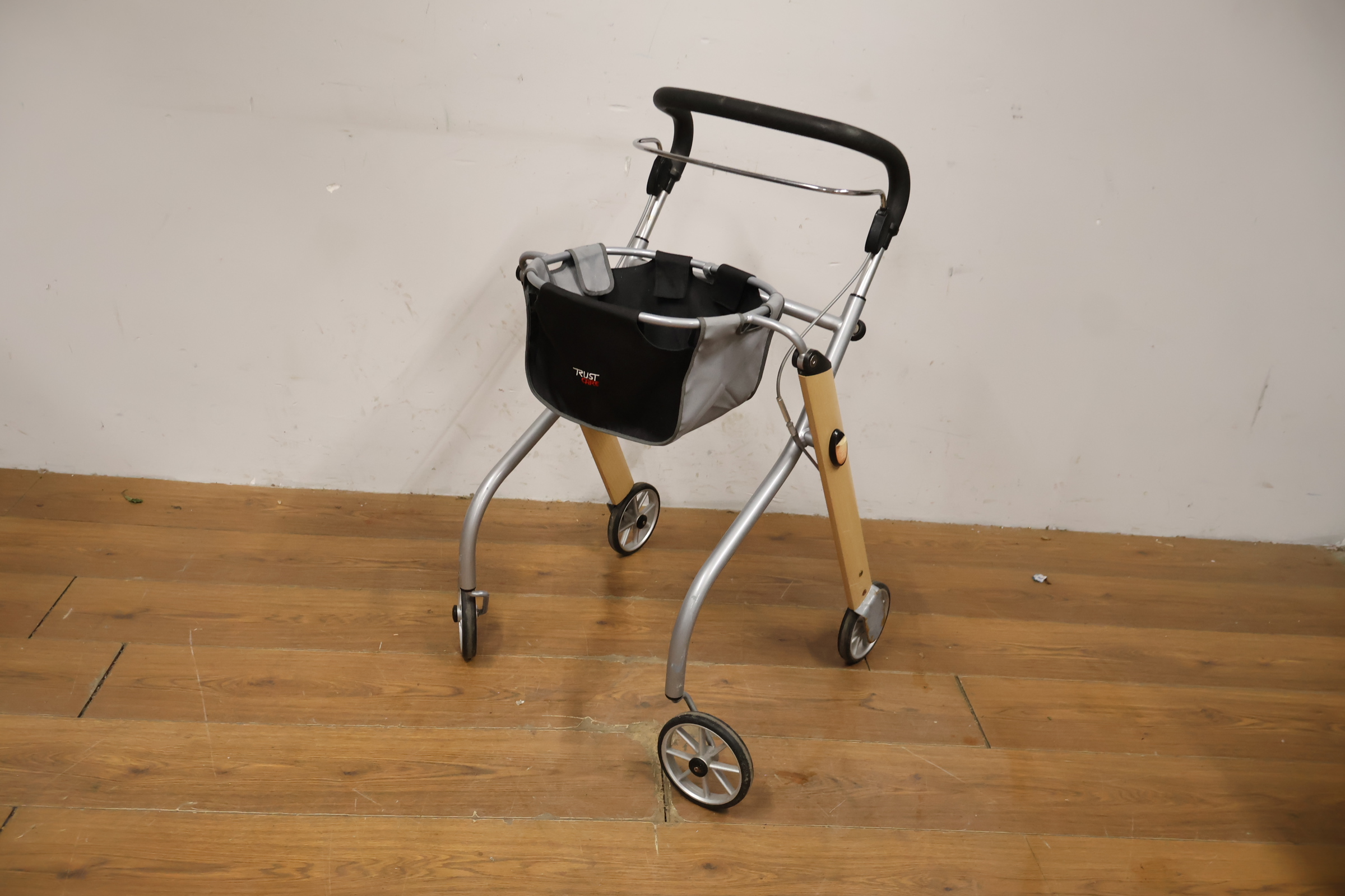 Indoor Rollator van Trust care – foto 10 – kavel bij GSD Auctions, Zoeterwoude
