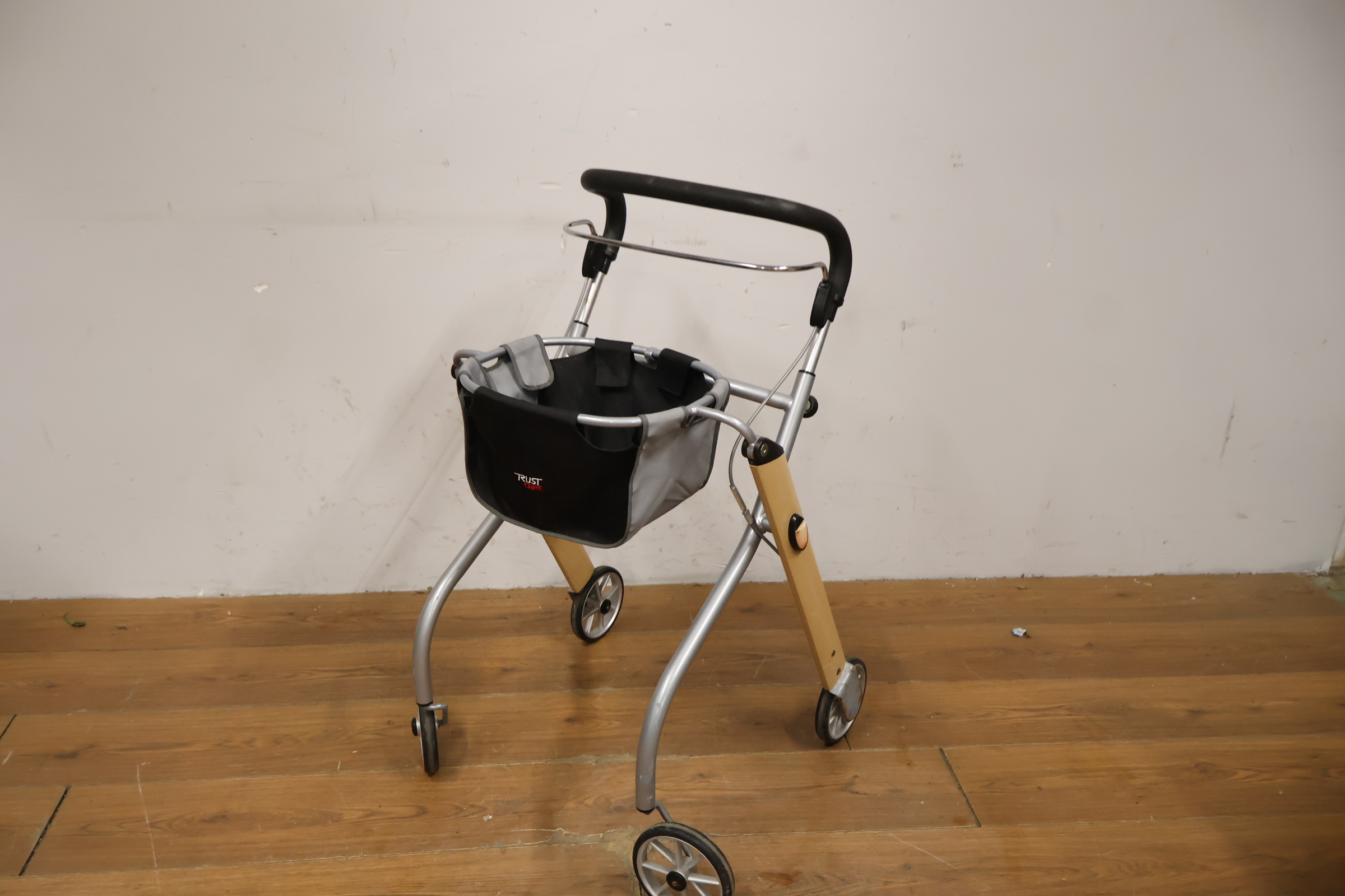 Indoor Rollator van Trust care – foto 11 – kavel bij GSD Auctions, Zoeterwoude
