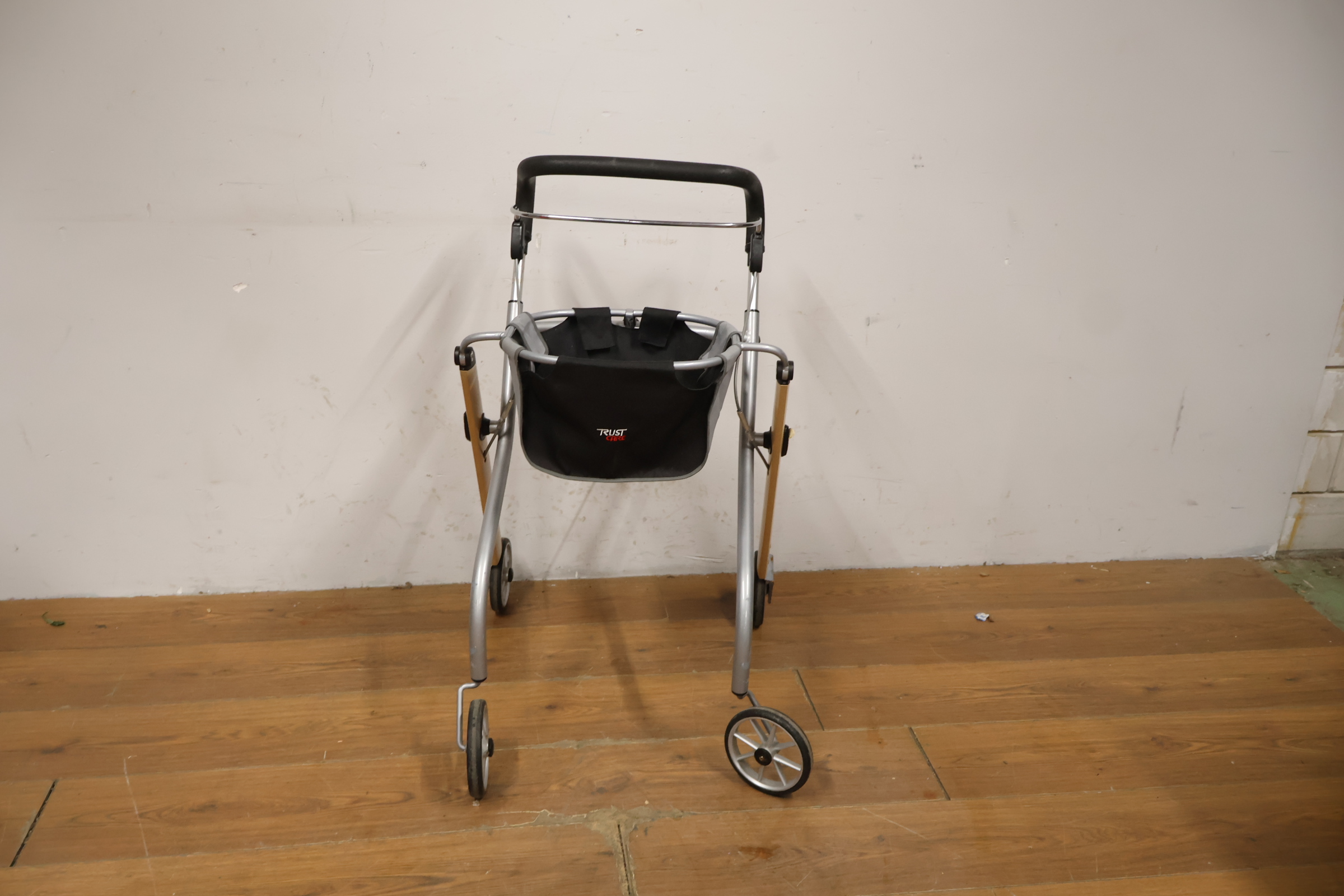 Indoor Rollator van Trust care – foto 12 – kavel bij GSD Auctions, Zoeterwoude