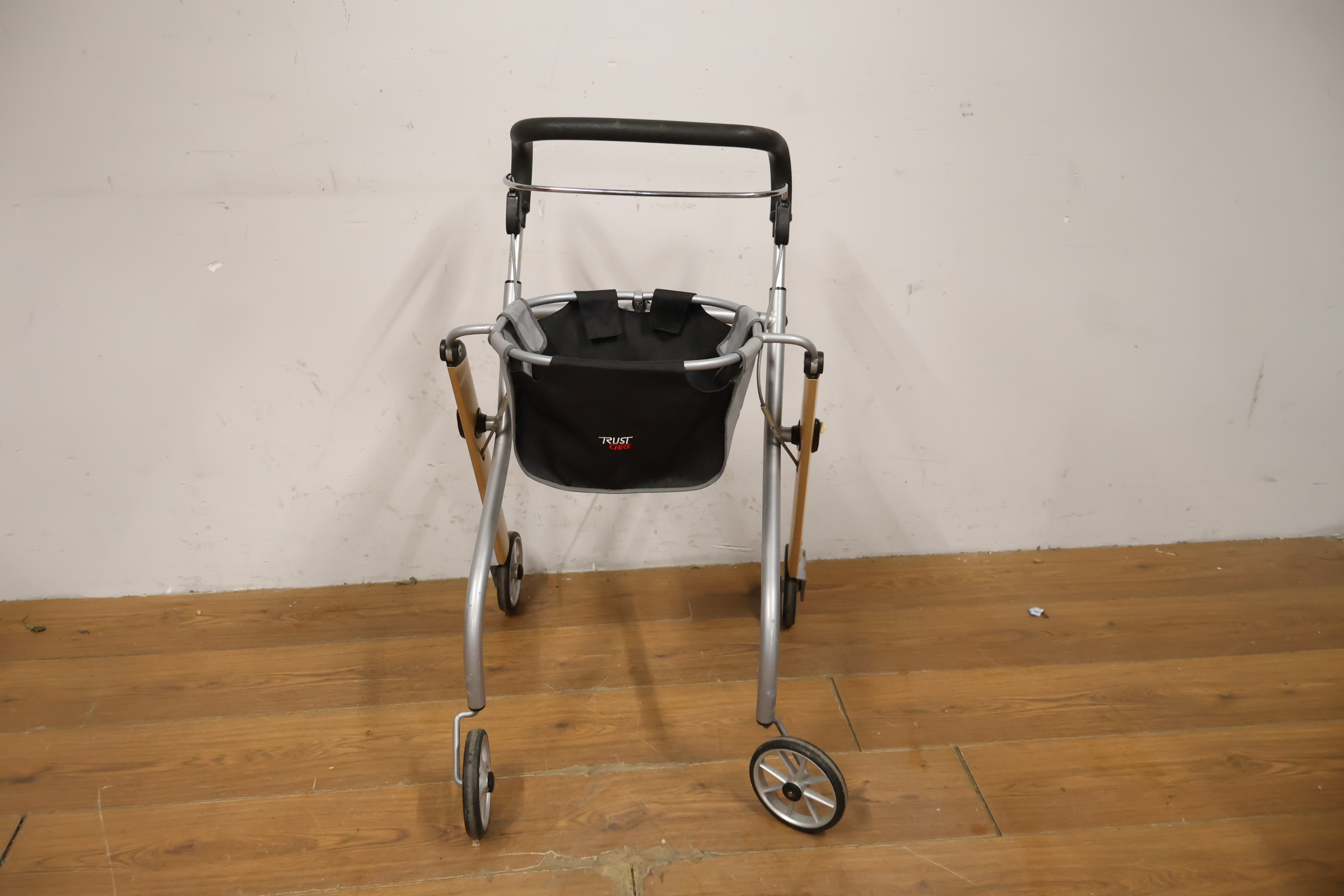 Indoor Rollator van Trust care – foto 13 – kavel bij GSD Auctions, Zoeterwoude