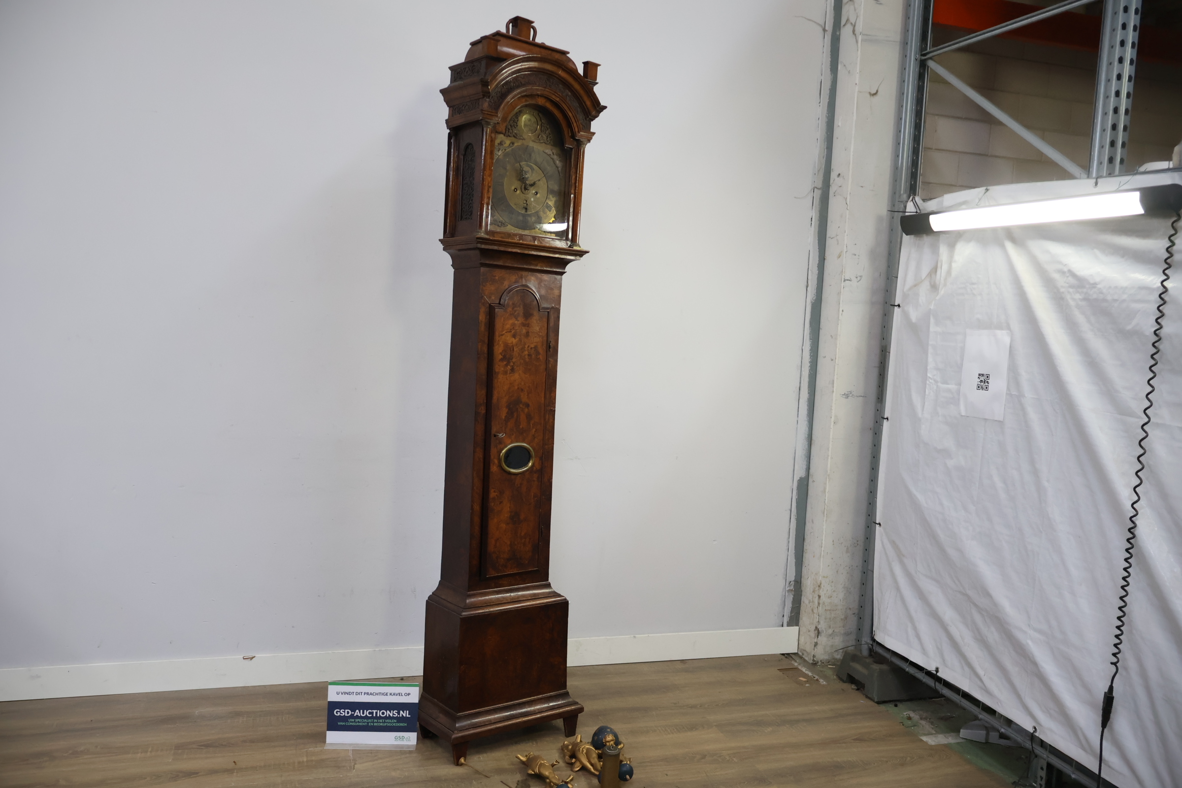 Antieke staande klok in houten kast - Comtoise Klok – foto 2 – kavel bij GSD Auctions, Zoeterwoude