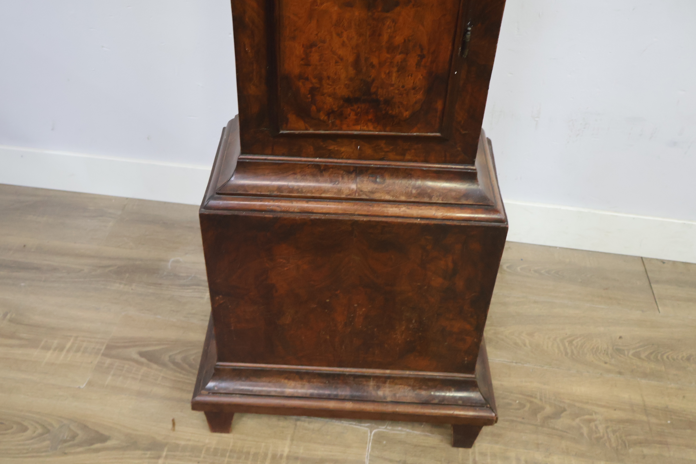 Antieke staande klok in houten kast - Comtoise Klok – foto 24 – kavel bij GSD Auctions, Zoeterwoude