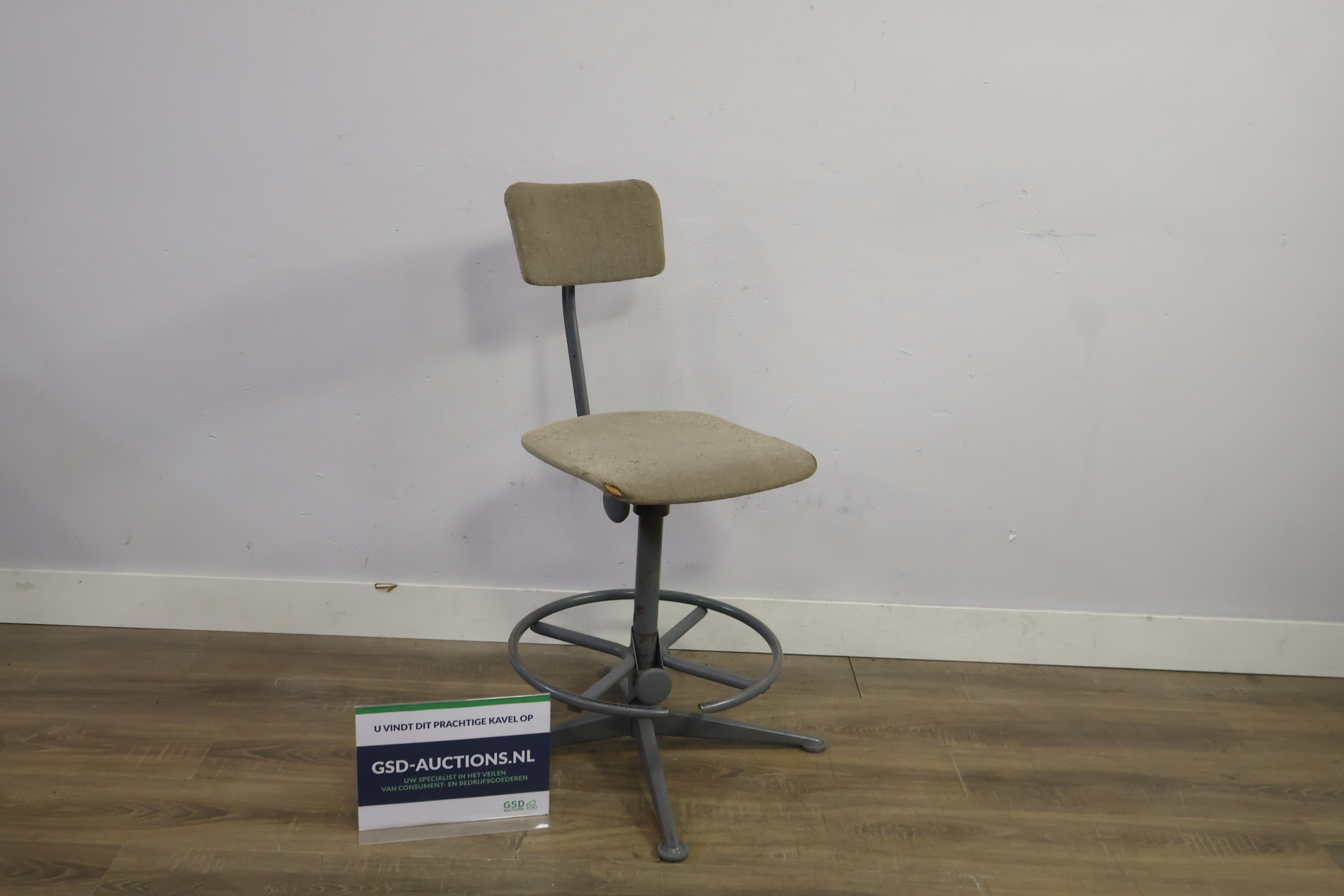 Industriële werkstoel met stoffen bekleding – foto 2 – kavel bij GSD Auctions, Zoeterwoude