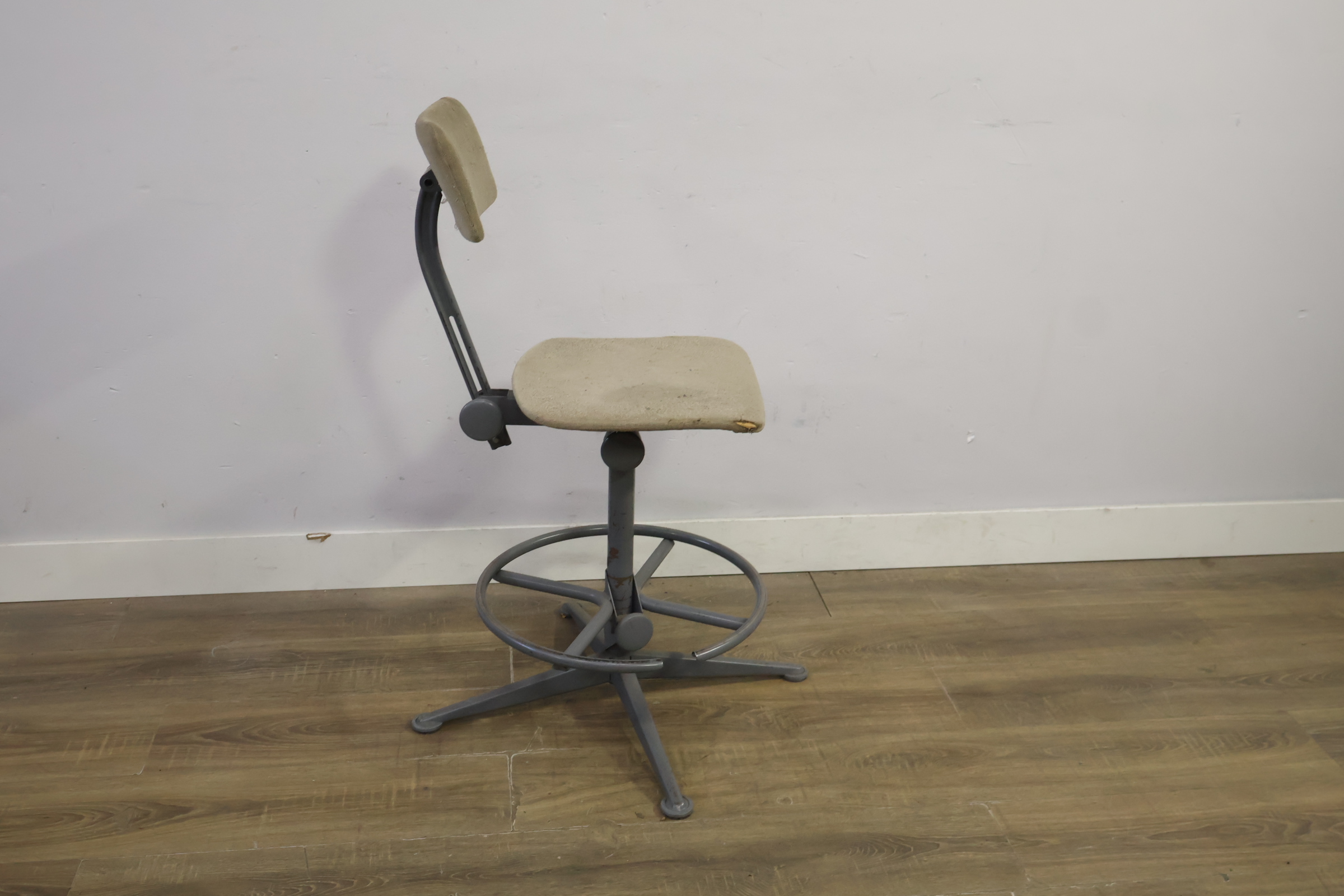 Industriële werkstoel met stoffen bekleding – foto 3 – kavel bij GSD Auctions, Zoeterwoude