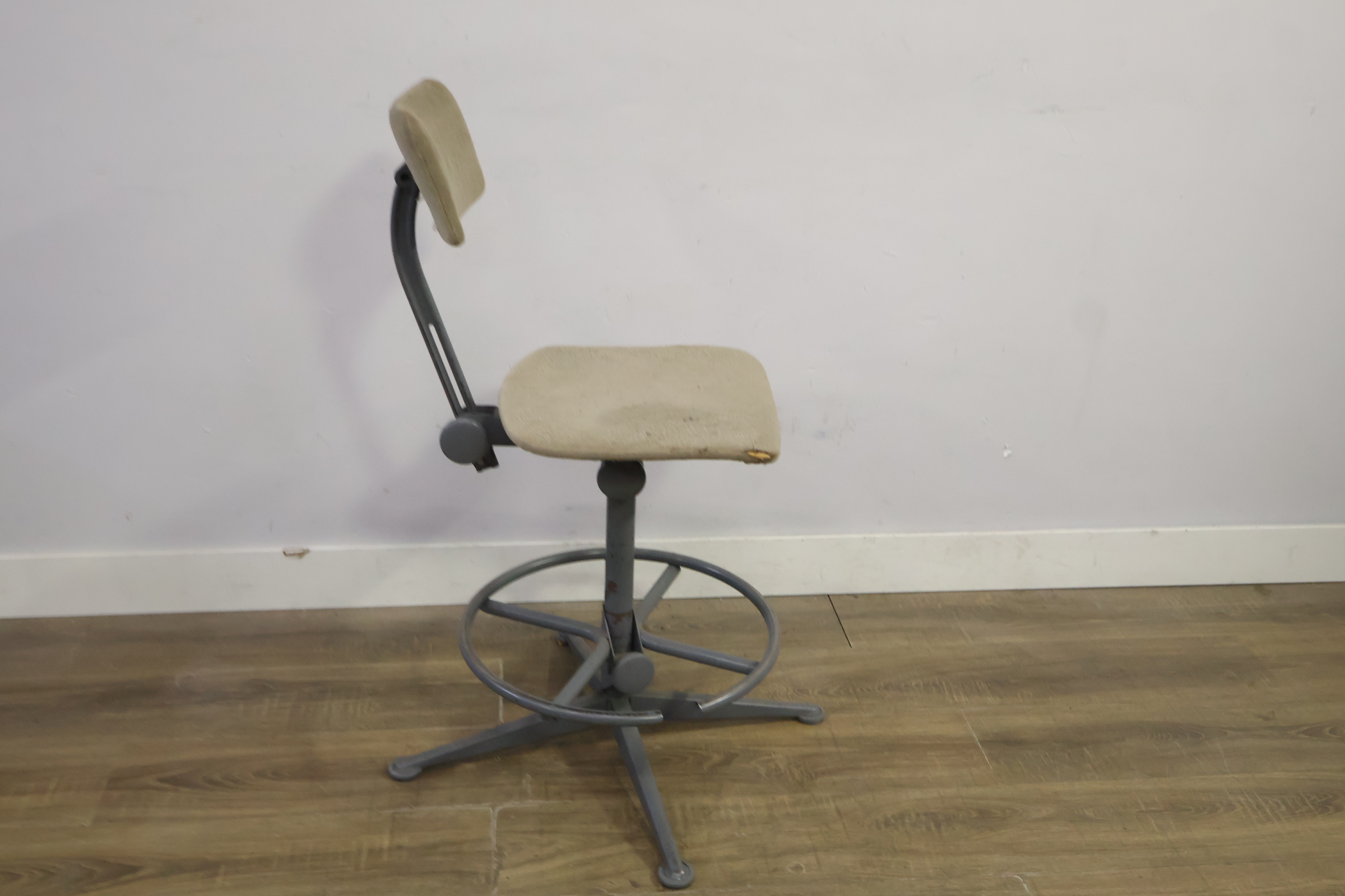 Industriële werkstoel met stoffen bekleding – foto 4 – kavel bij GSD Auctions, Zoeterwoude