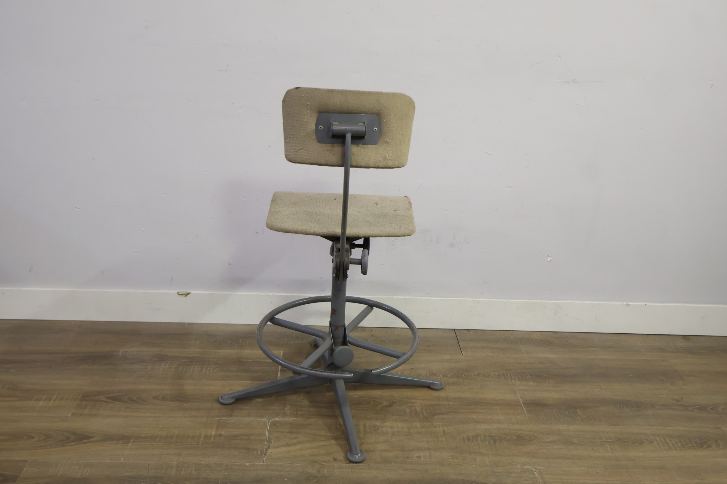 Industriële werkstoel met stoffen bekleding – foto 5 – kavel bij GSD Auctions, Zoeterwoude