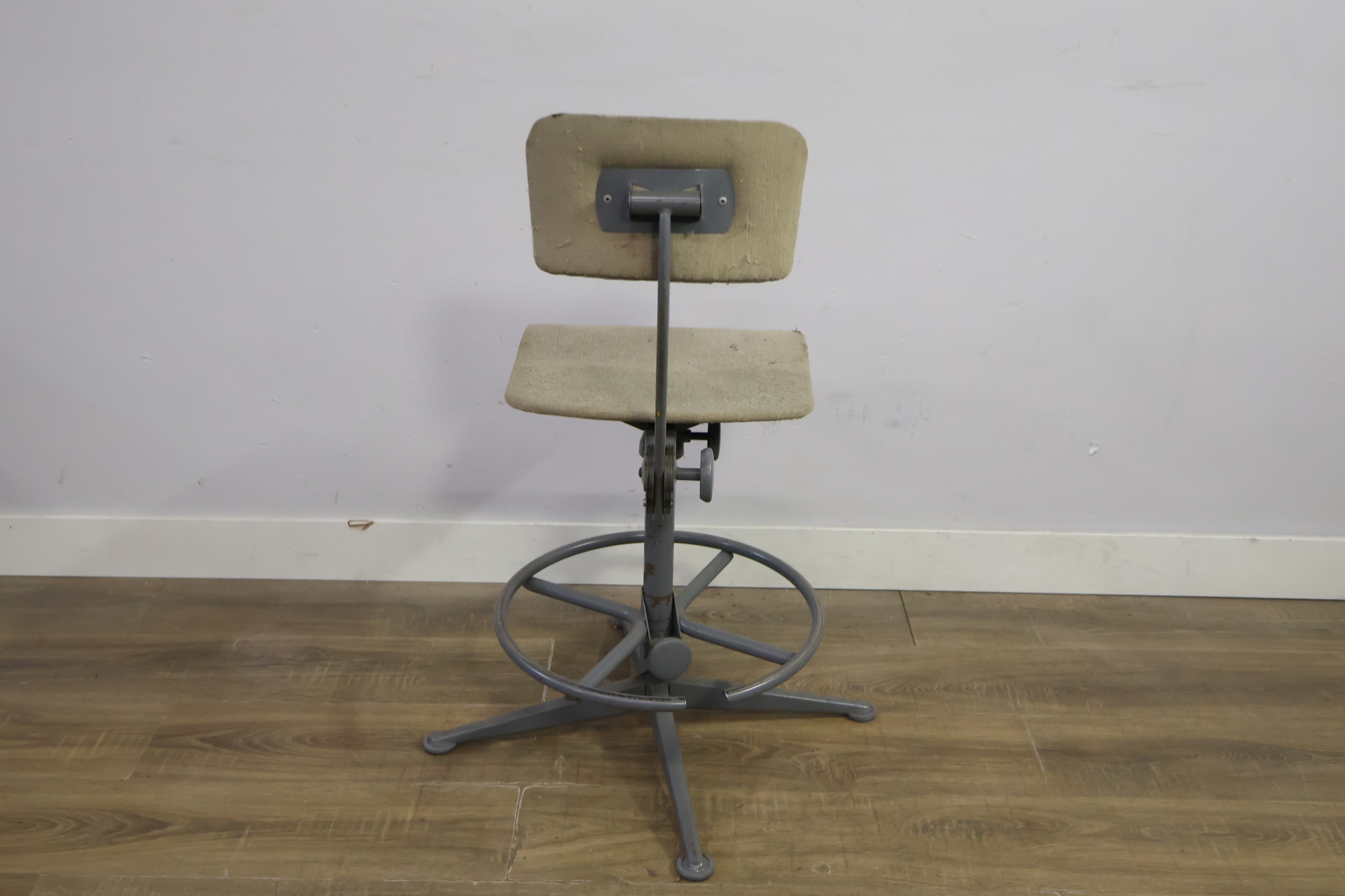 Industriële werkstoel met stoffen bekleding – foto 6 – kavel bij GSD Auctions, Zoeterwoude