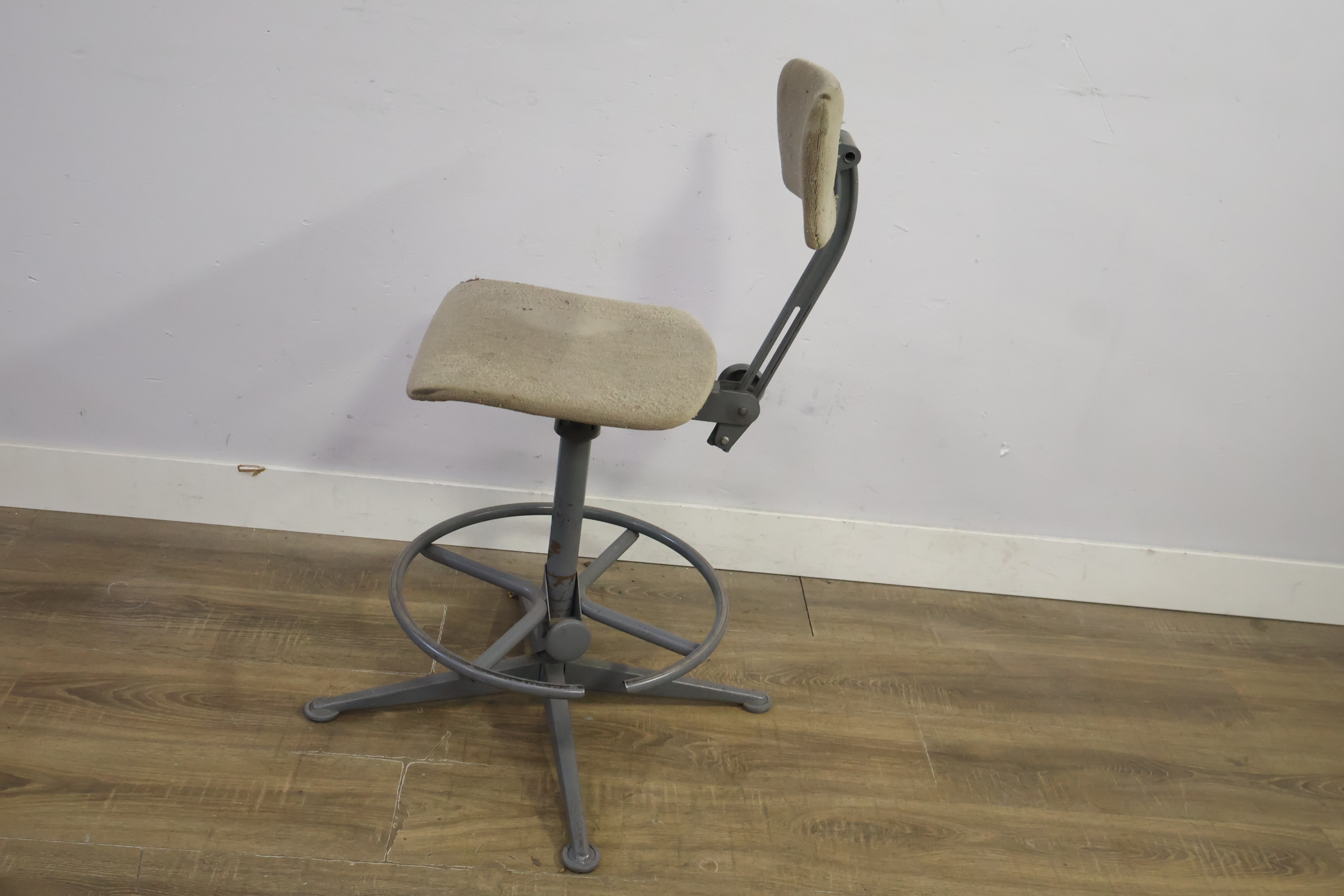 Industriële werkstoel met stoffen bekleding – foto 7 – kavel bij GSD Auctions, Zoeterwoude