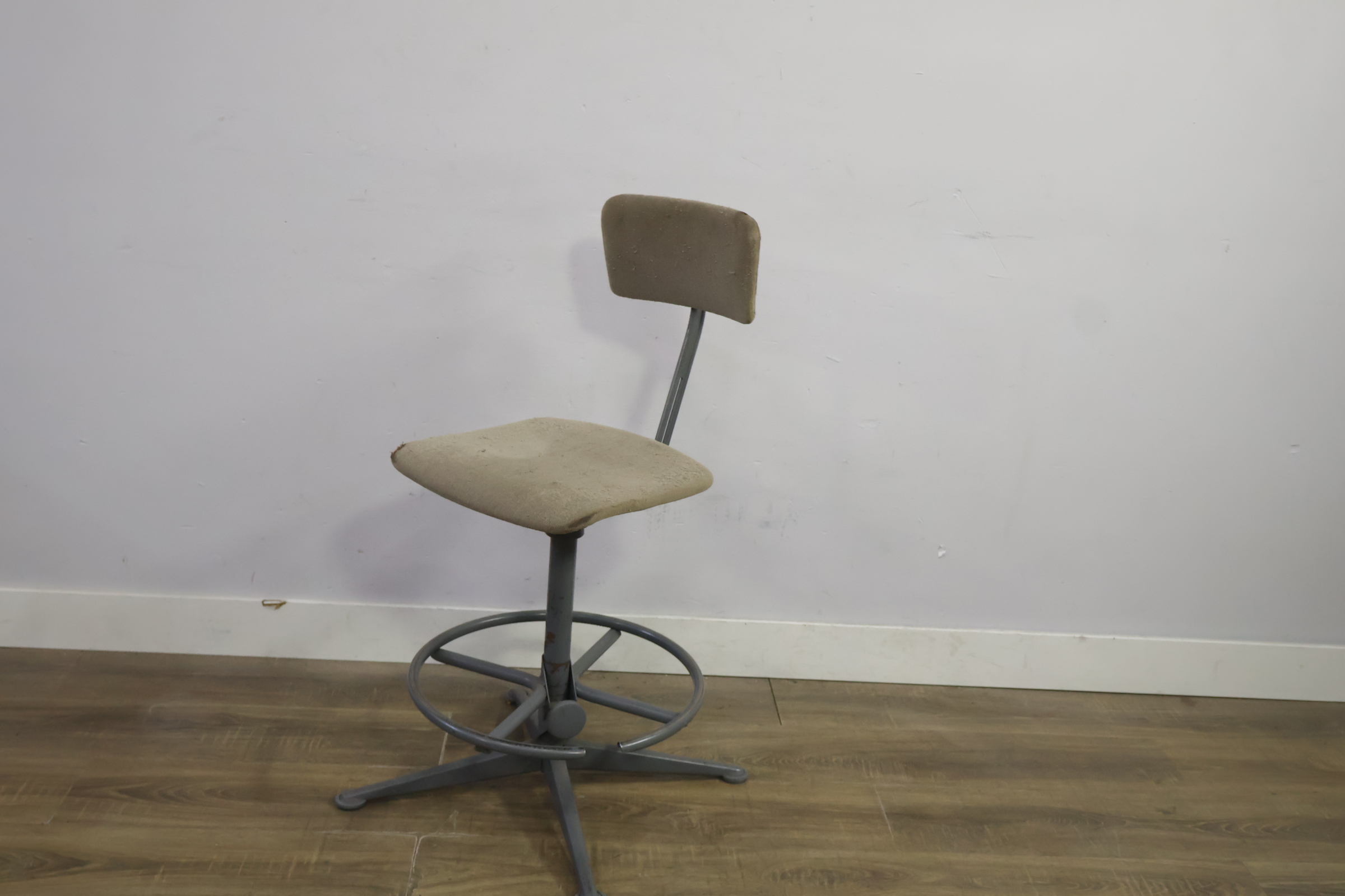 Industriële werkstoel met stoffen bekleding – foto 8 – kavel bij GSD Auctions, Zoeterwoude