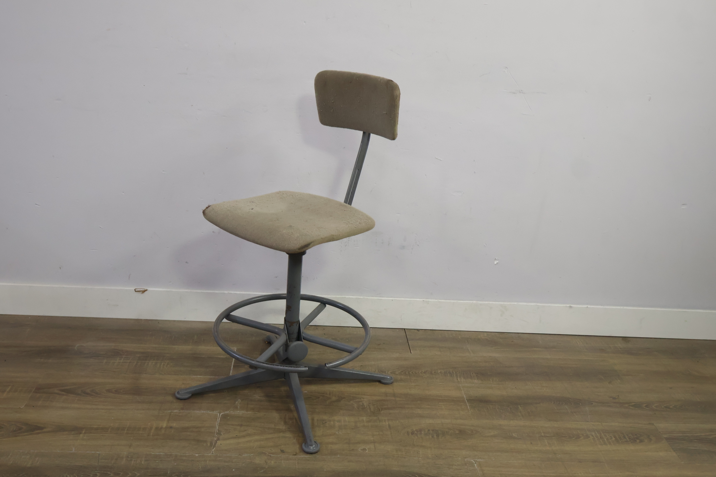 Industriële werkstoel met stoffen bekleding – foto 9 – kavel bij GSD Auctions, Zoeterwoude