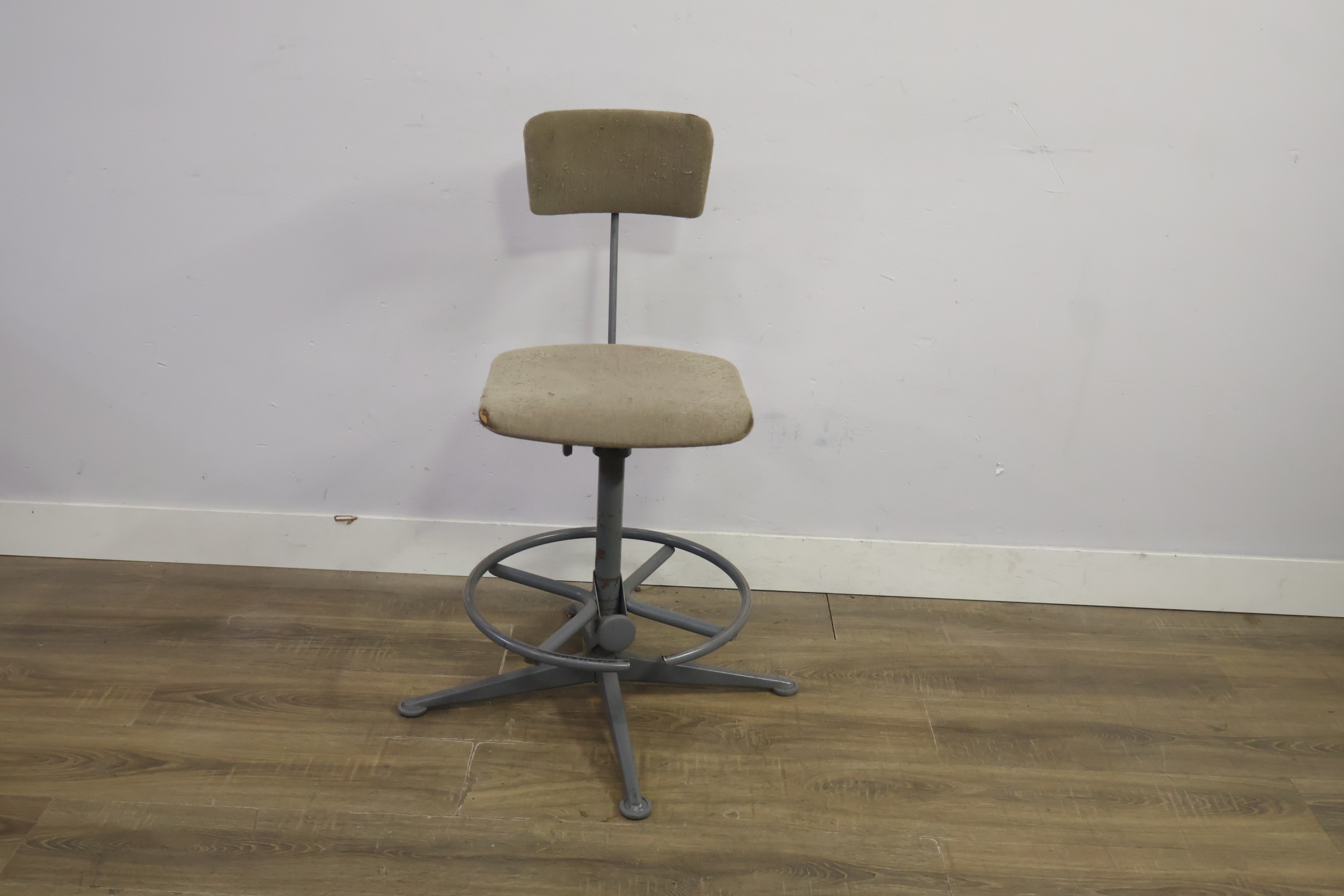 Industriële werkstoel met stoffen bekleding – foto 10 – kavel bij GSD Auctions, Zoeterwoude