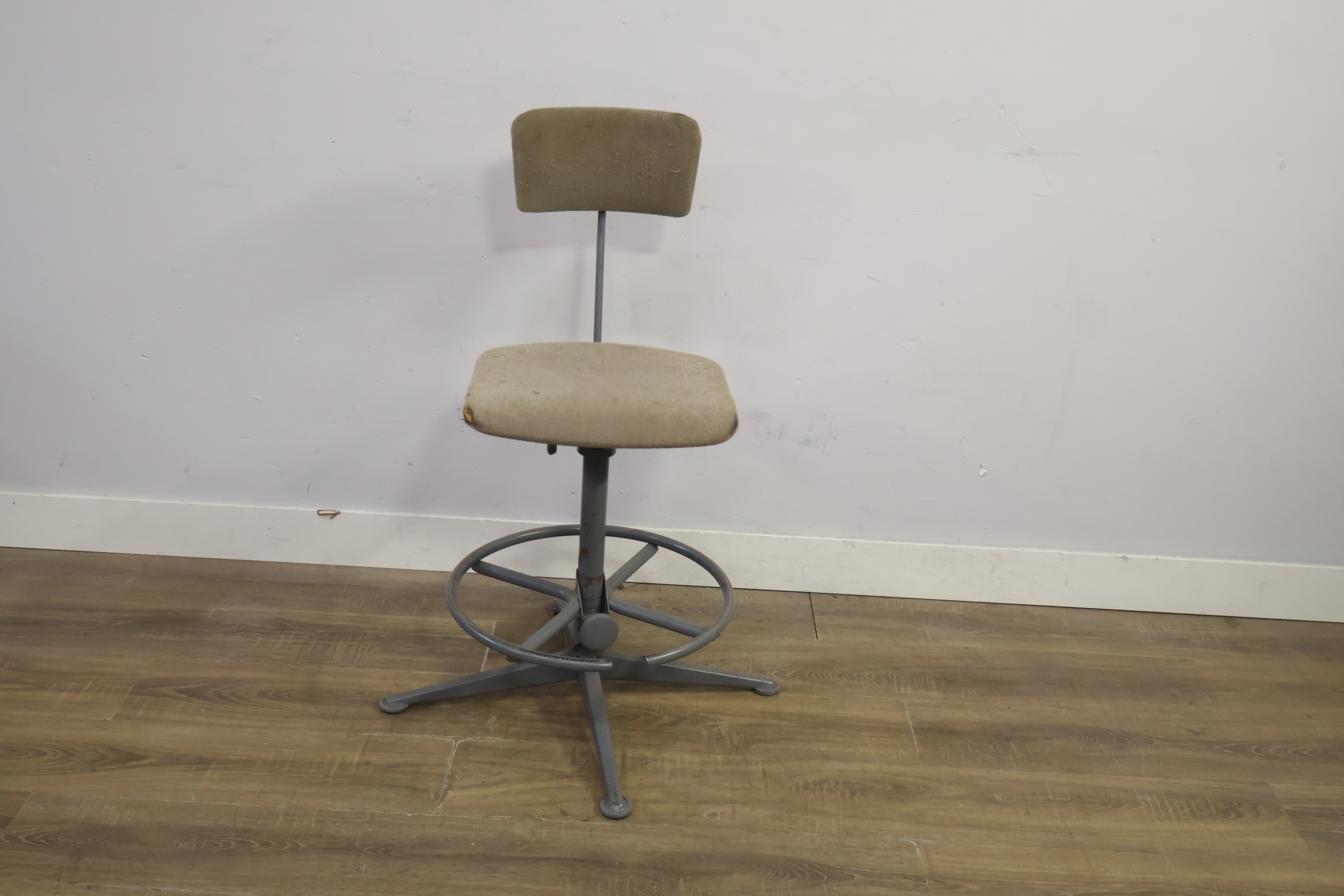 Industriële werkstoel met stoffen bekleding – foto 11 – kavel bij GSD Auctions, Zoeterwoude