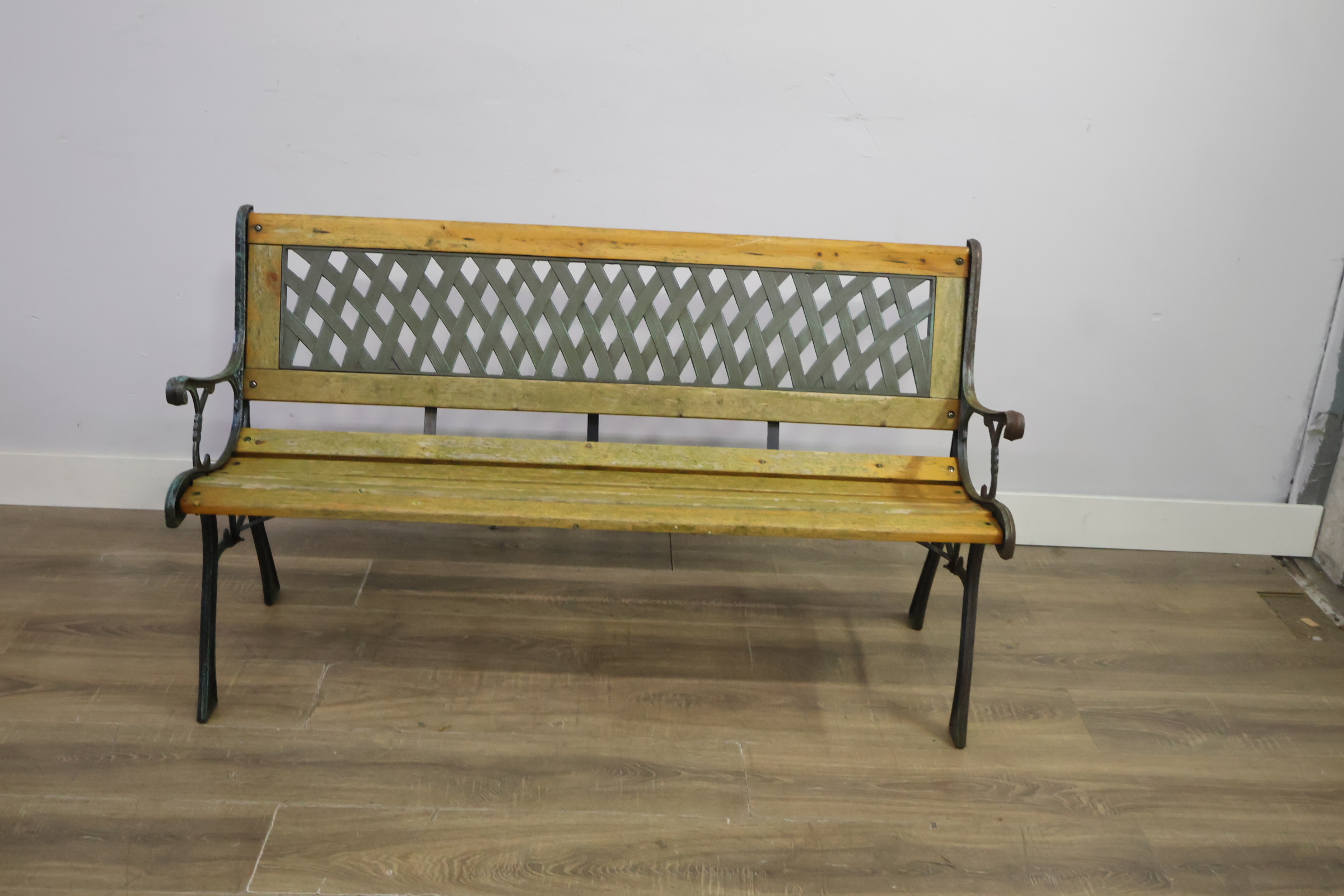 Buitenbank met houten zitting en metalen frame – foto 12 – kavel bij GSD Auctions, Zoeterwoude
