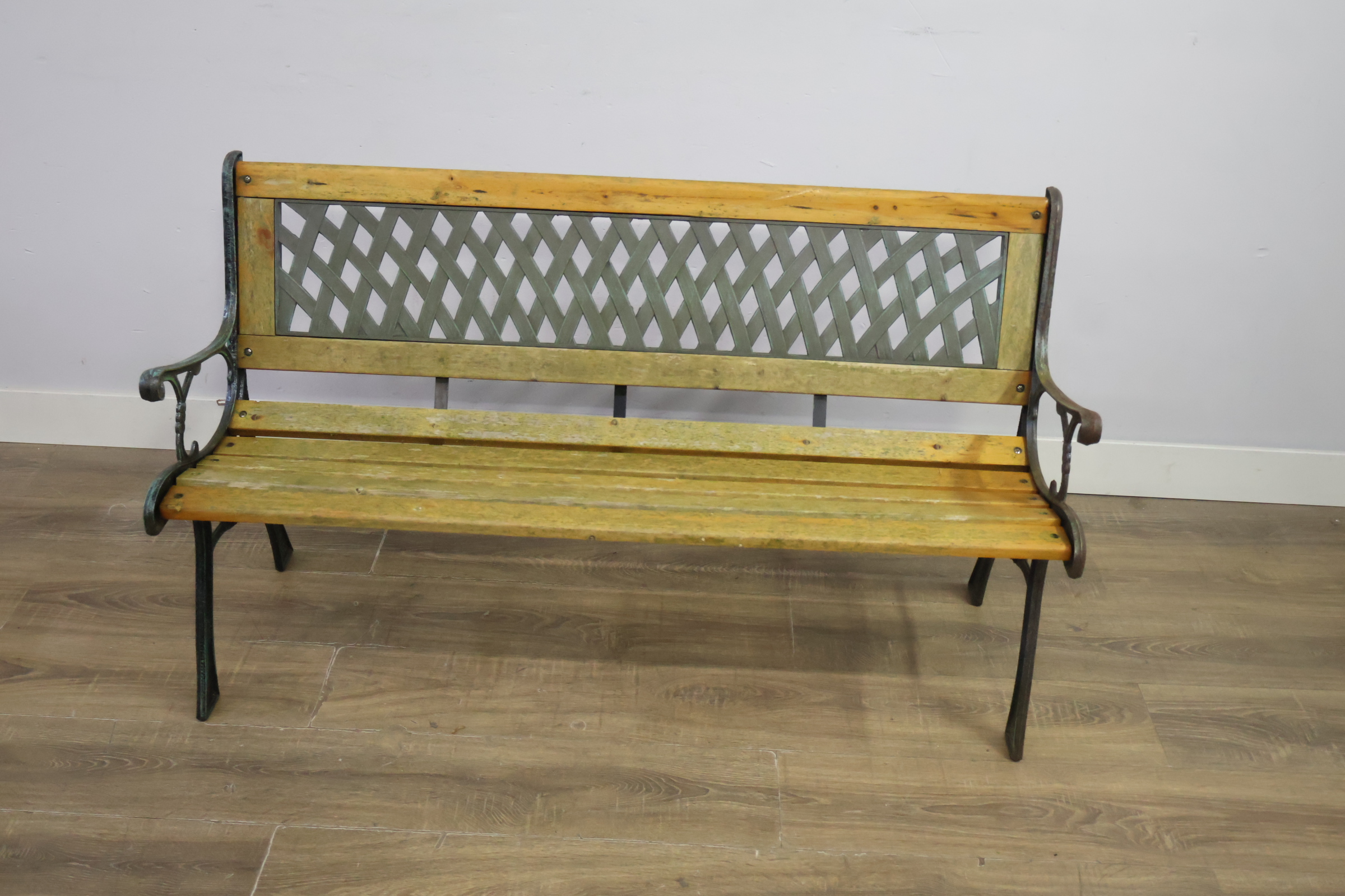 Buitenbank met houten zitting en metalen frame – foto 13 – kavel bij GSD Auctions, Zoeterwoude