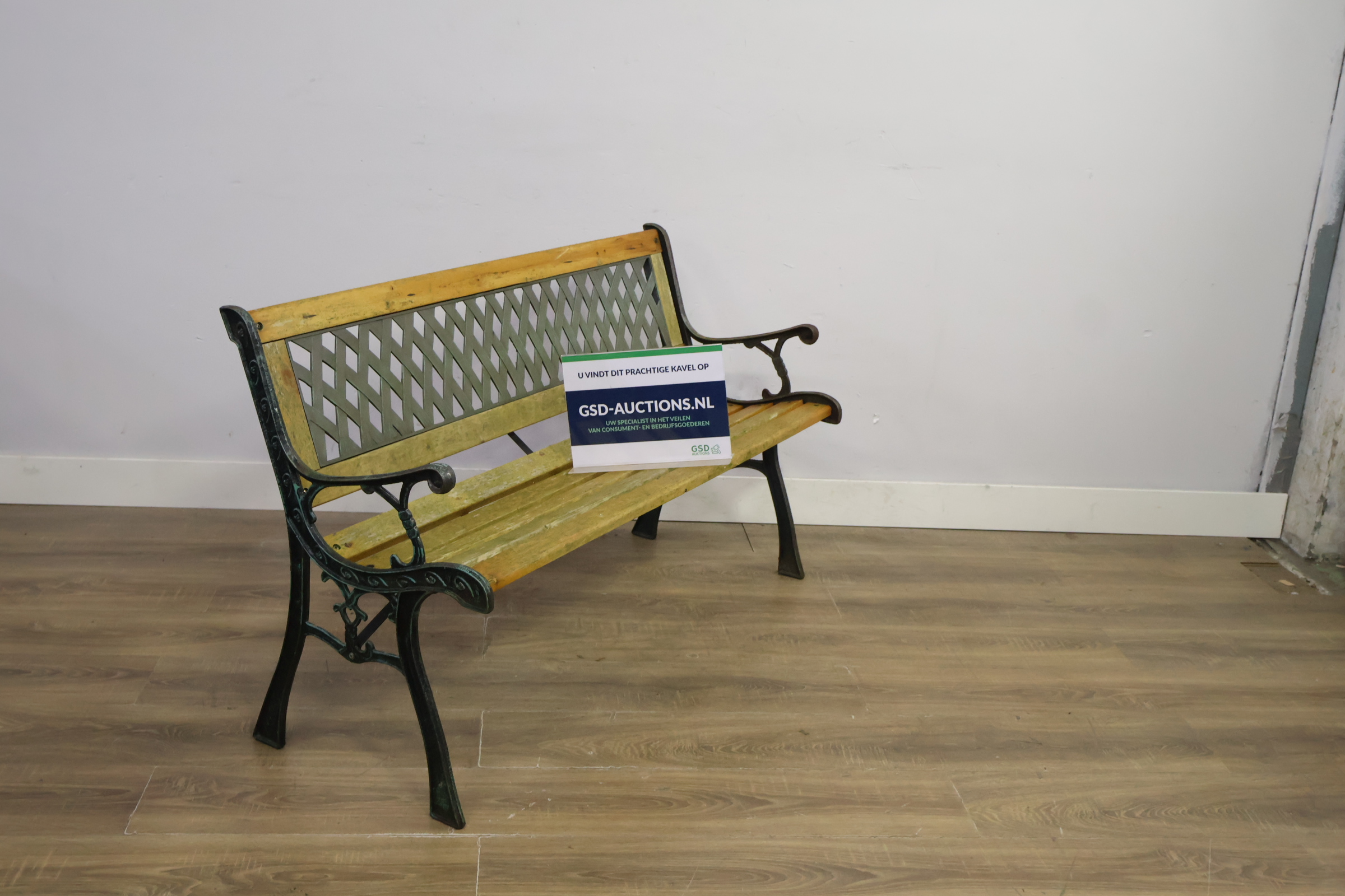 Buitenbank met houten zitting en metalen frame – foto 2 – kavel bij GSD Auctions, Zoeterwoude