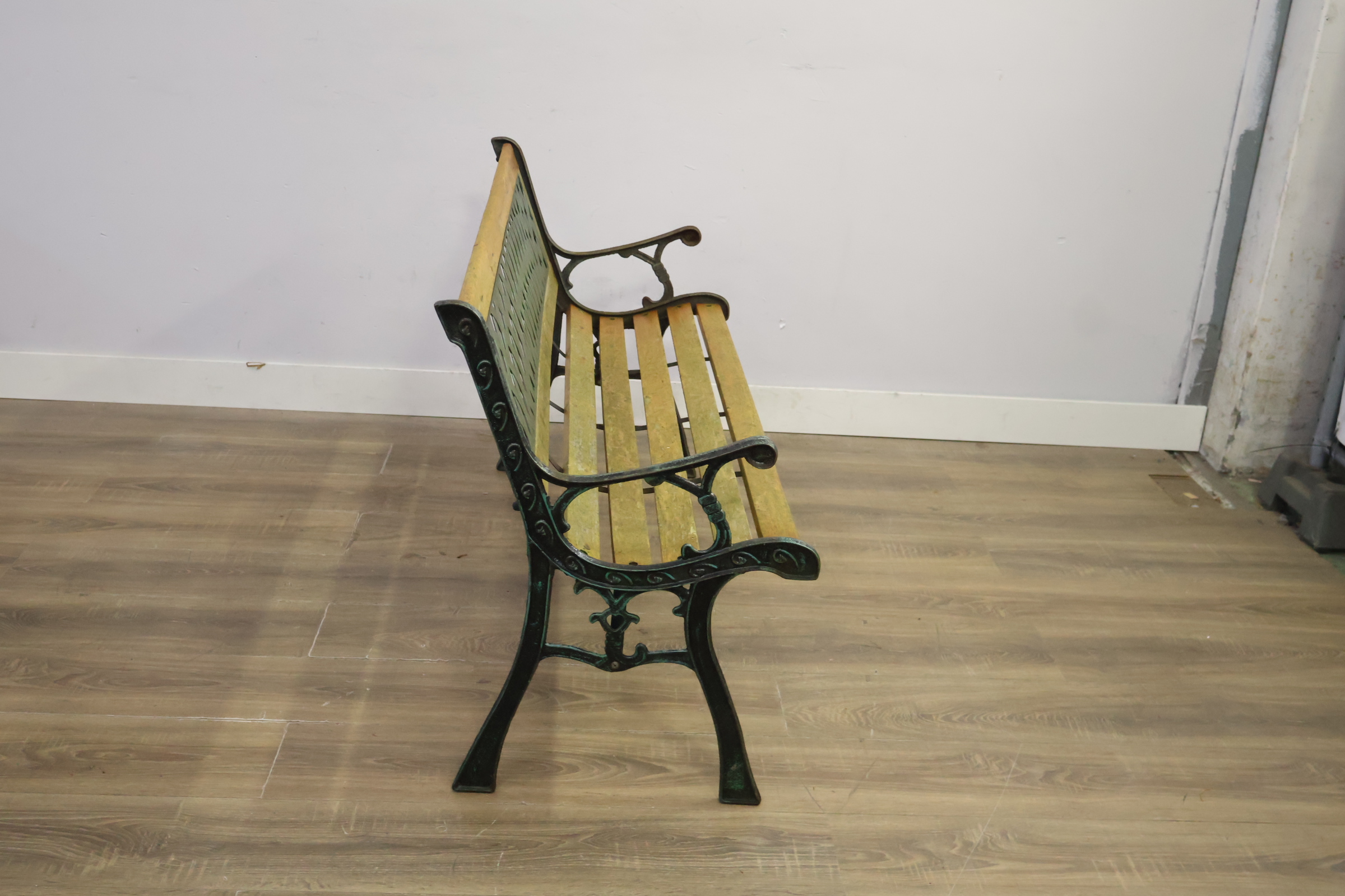 Buitenbank met houten zitting en metalen frame – foto 3 – kavel bij GSD Auctions, Zoeterwoude