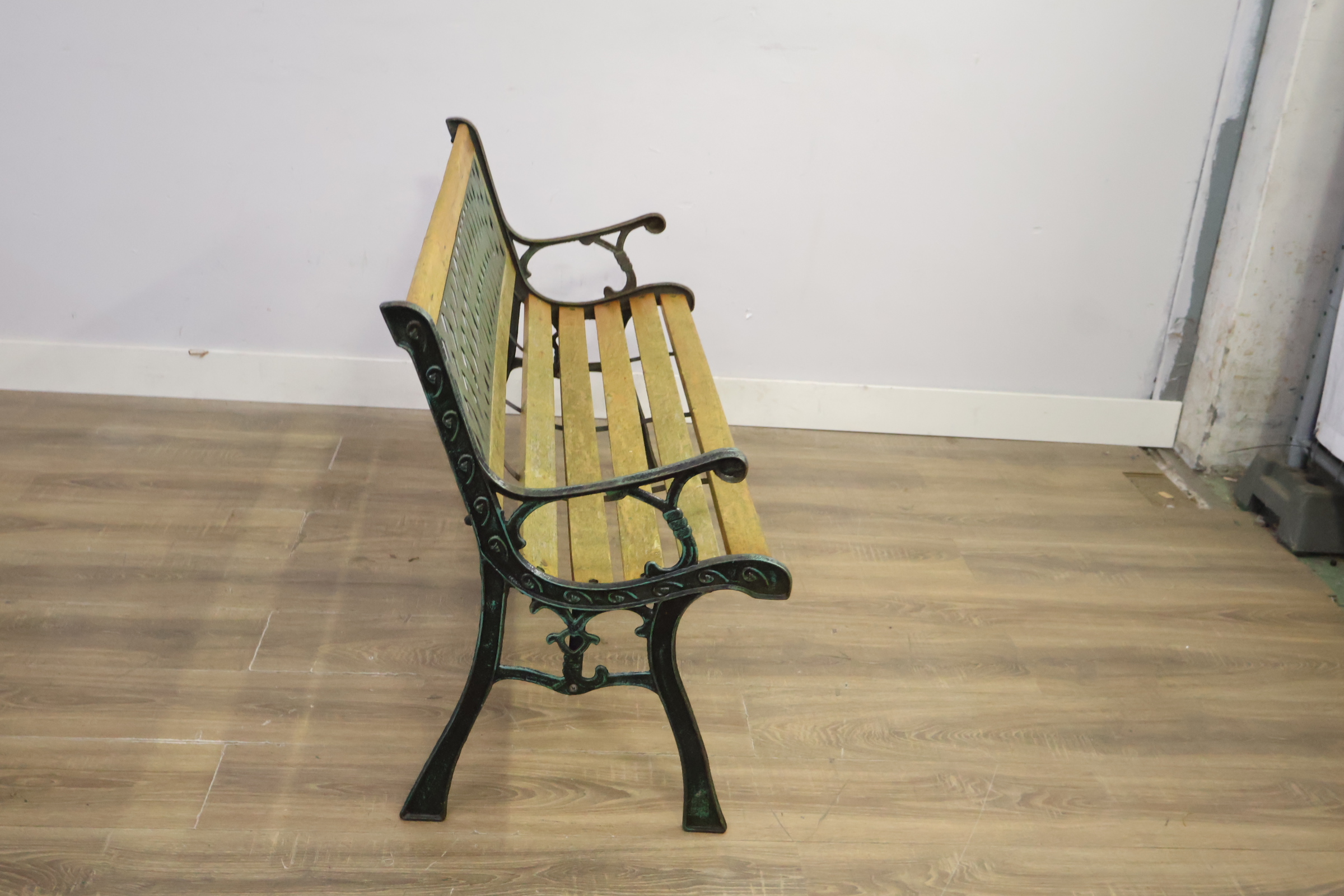 Buitenbank met houten zitting en metalen frame – foto 4 – kavel bij GSD Auctions, Zoeterwoude