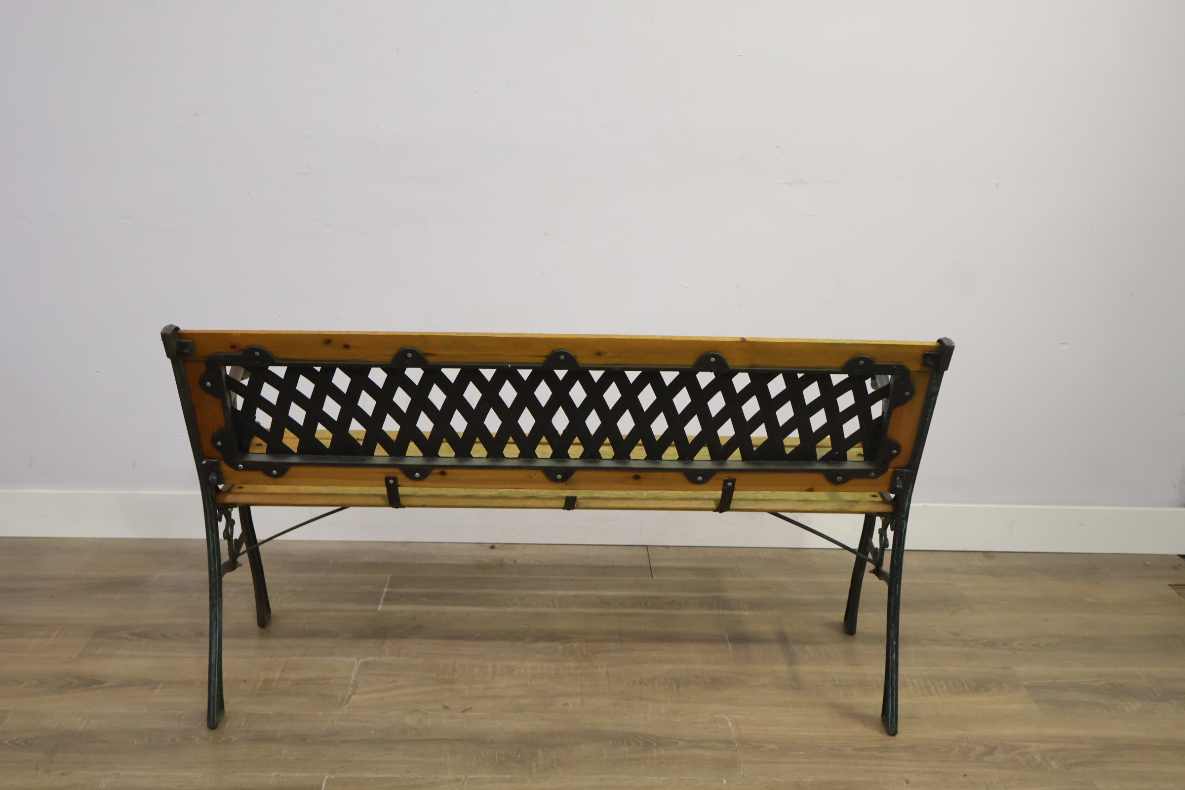 Buitenbank met houten zitting en metalen frame – foto 5 – kavel bij GSD Auctions, Zoeterwoude