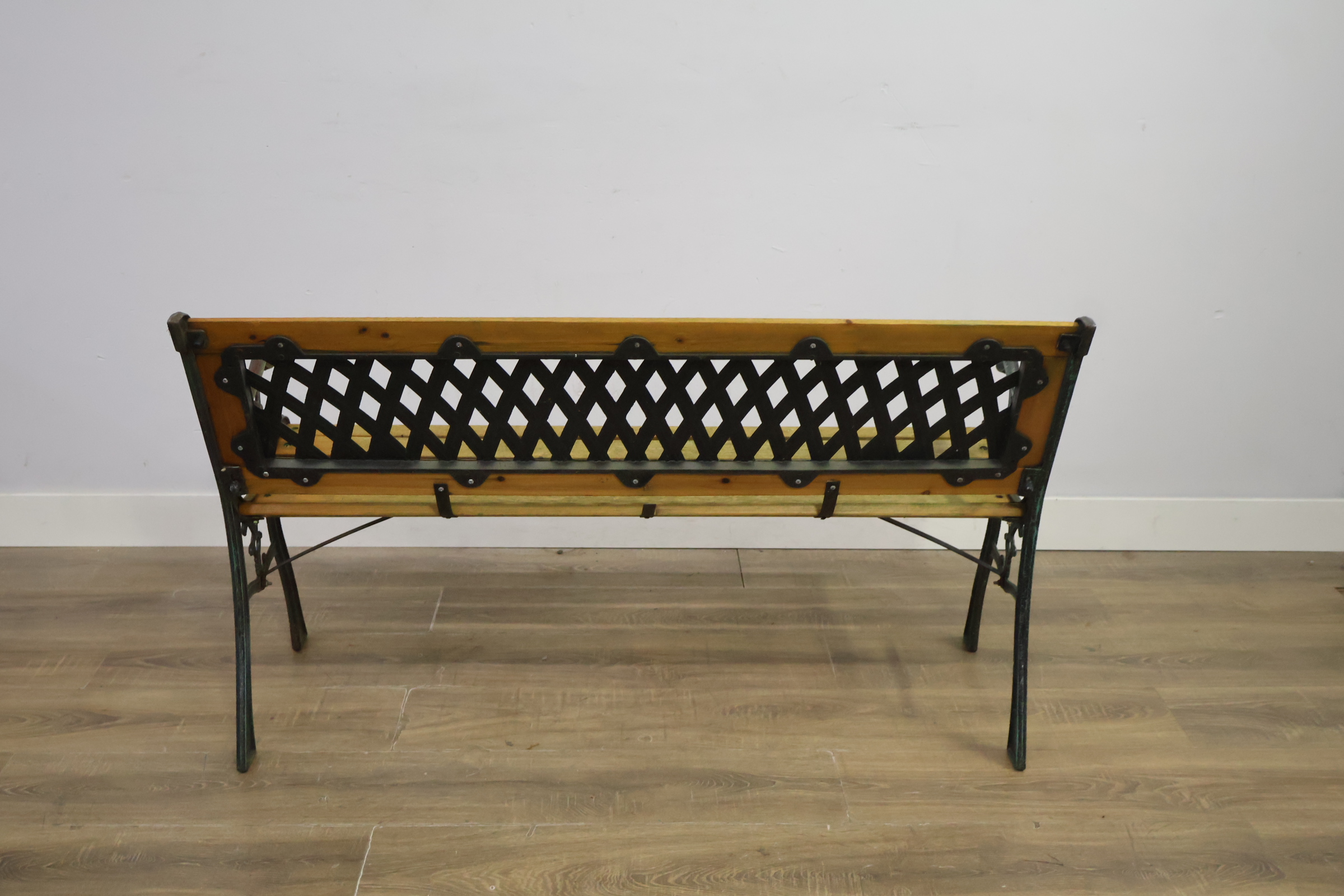 Buitenbank met houten zitting en metalen frame – foto 6 – kavel bij GSD Auctions, Zoeterwoude