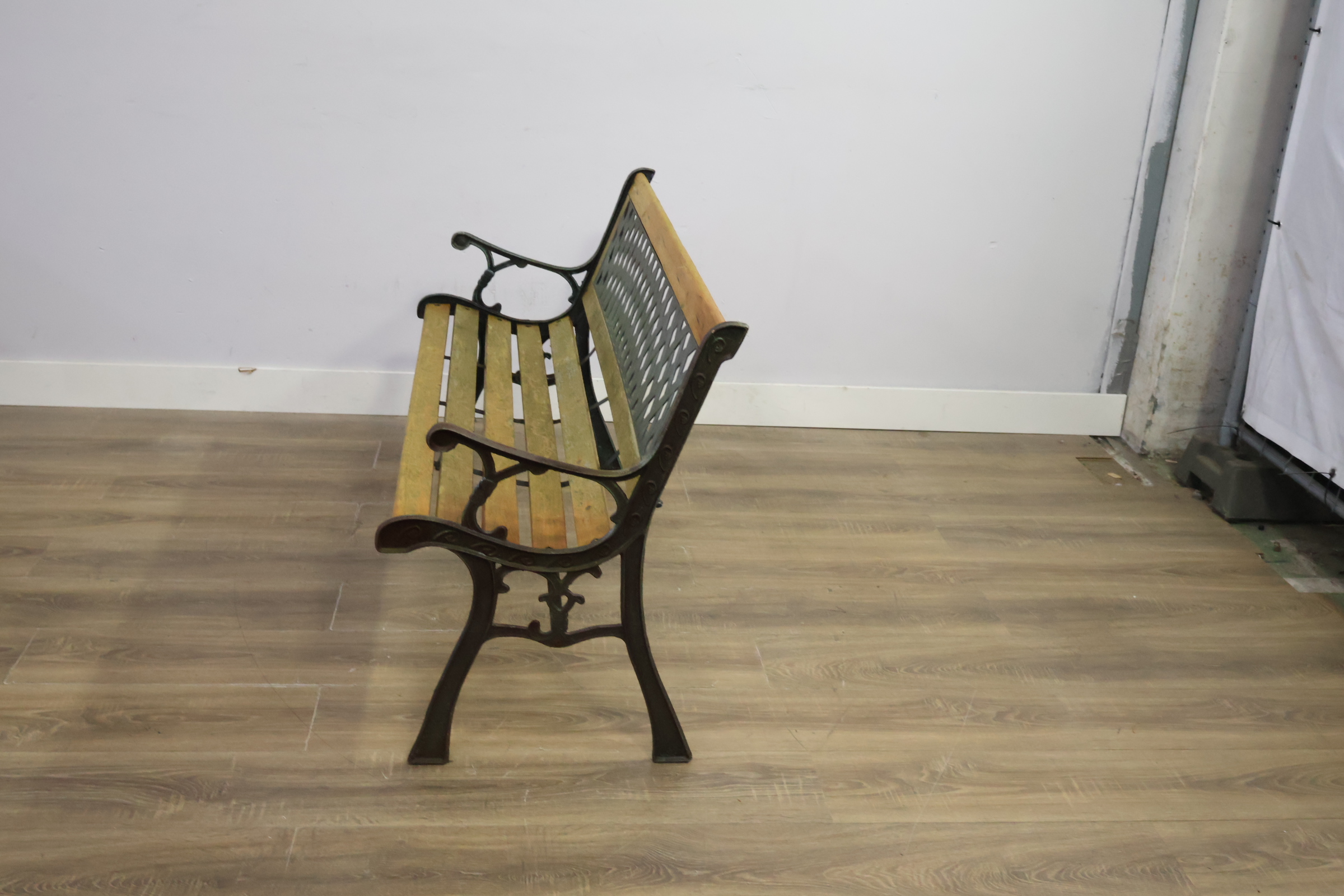 Buitenbank met houten zitting en metalen frame – foto 7 – kavel bij GSD Auctions, Zoeterwoude
