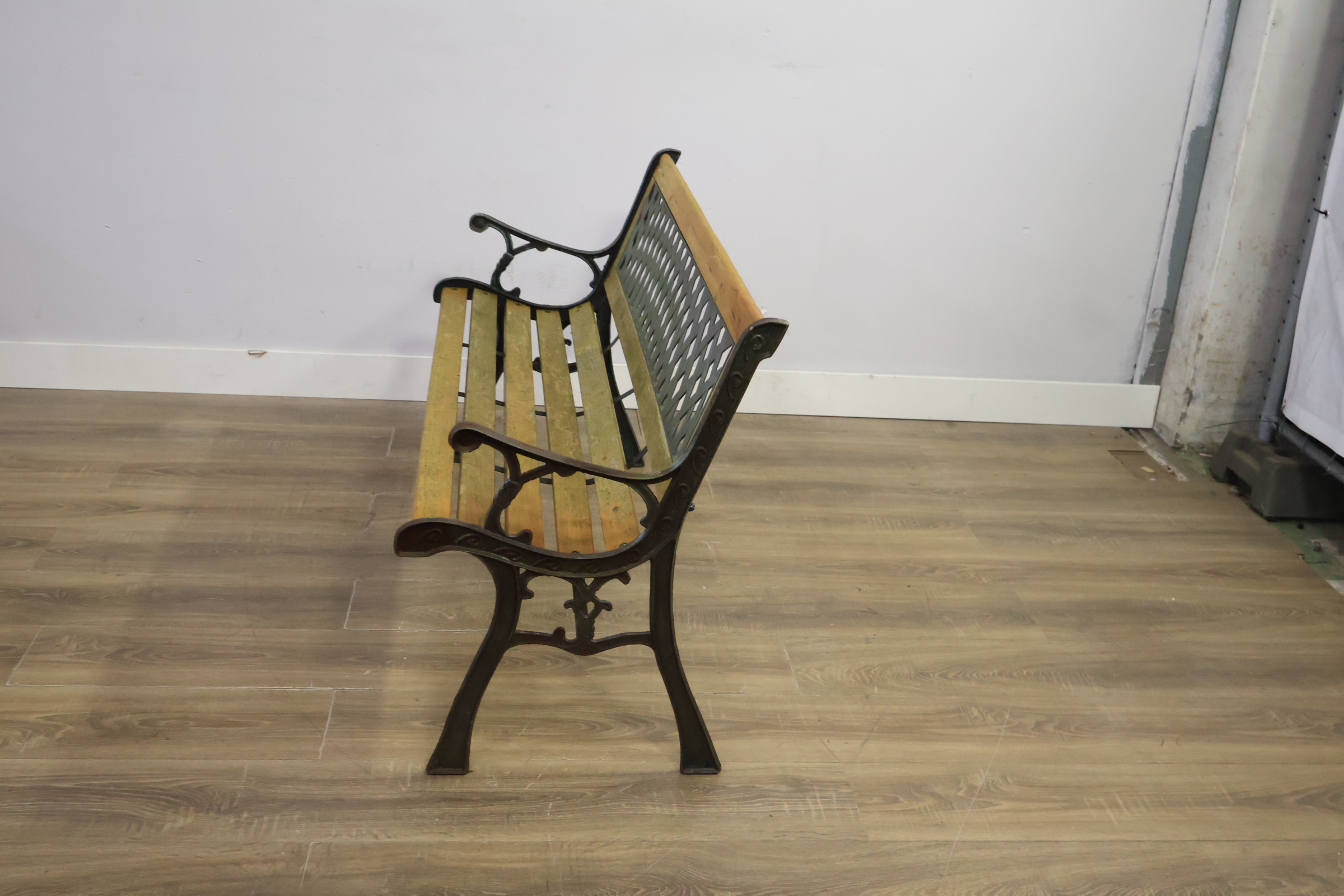 Buitenbank met houten zitting en metalen frame – foto 8 – kavel bij GSD Auctions, Zoeterwoude