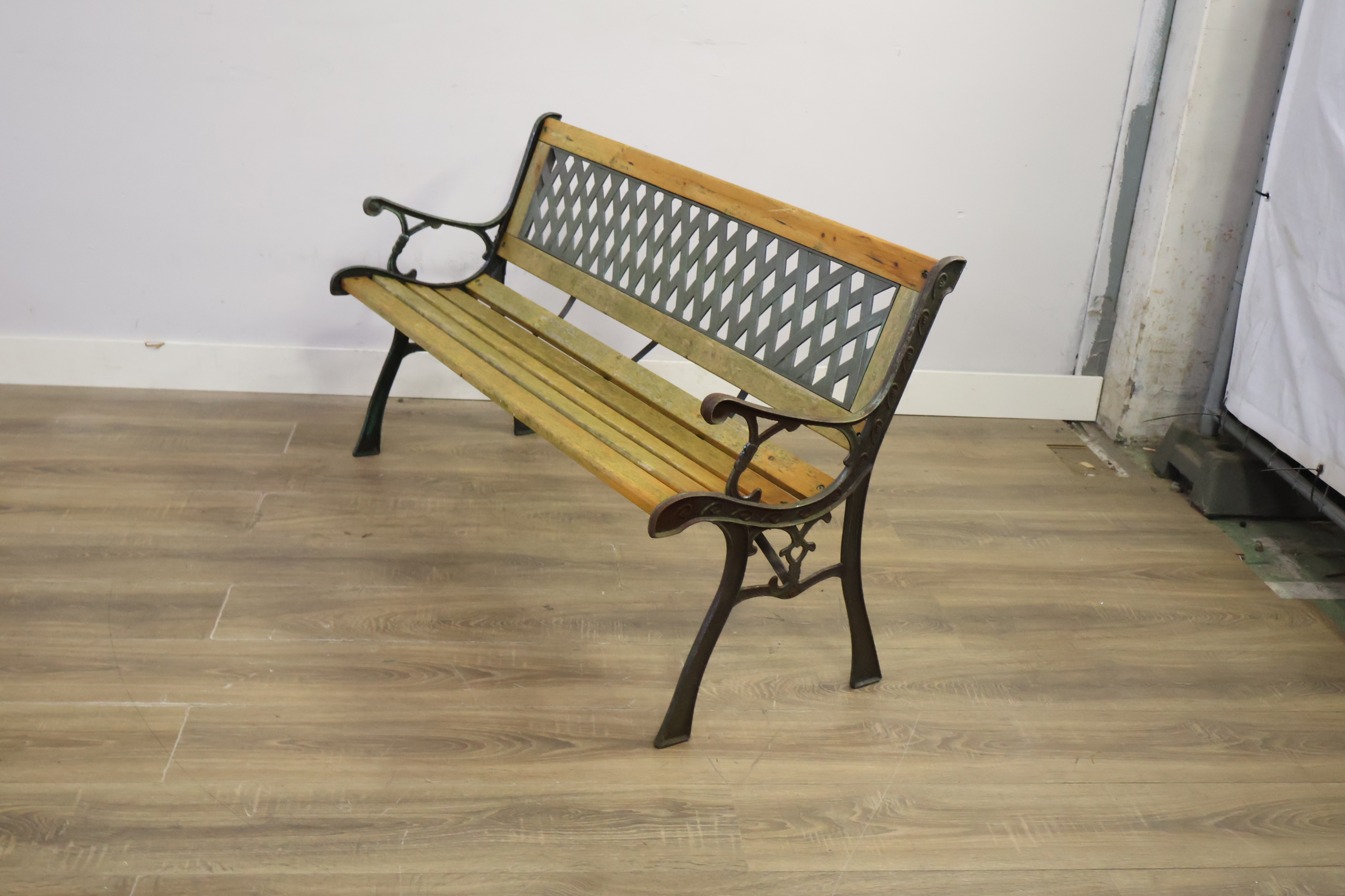 Buitenbank met houten zitting en metalen frame – foto 9 – kavel bij GSD Auctions, Zoeterwoude
