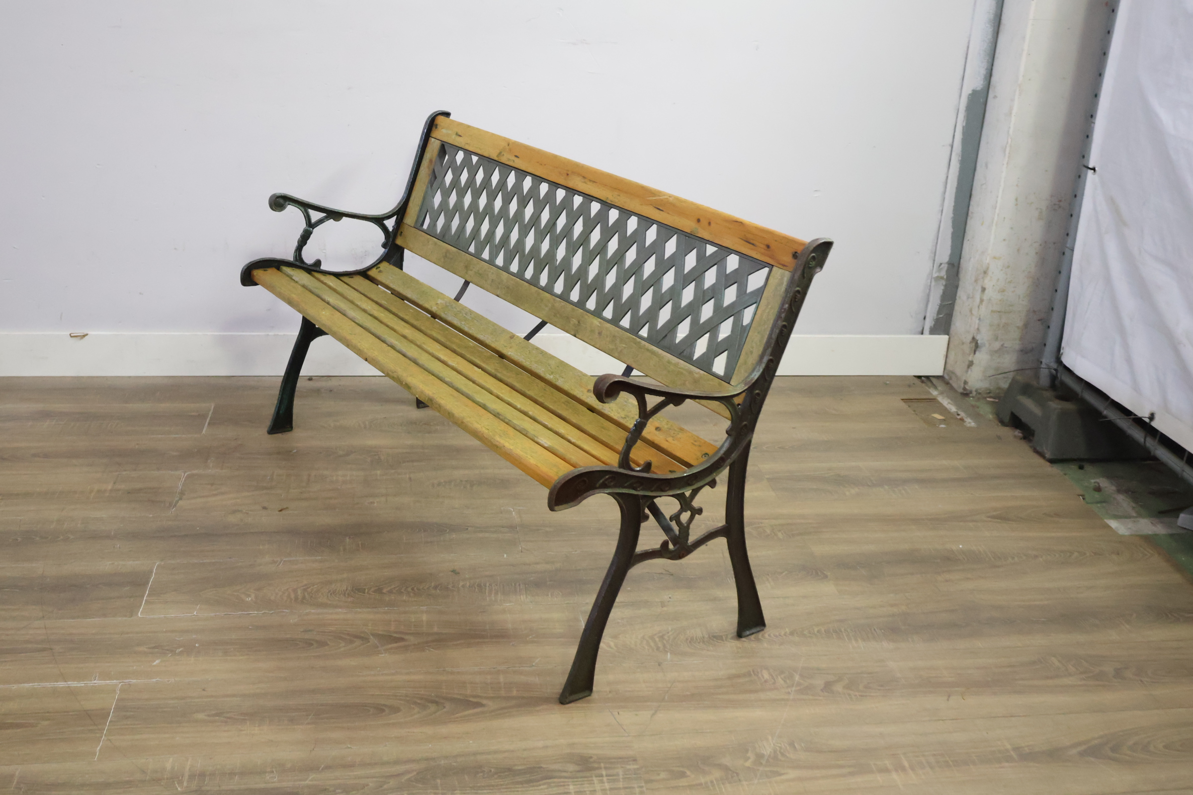 Buitenbank met houten zitting en metalen frame – foto 10 – kavel bij GSD Auctions, Zoeterwoude