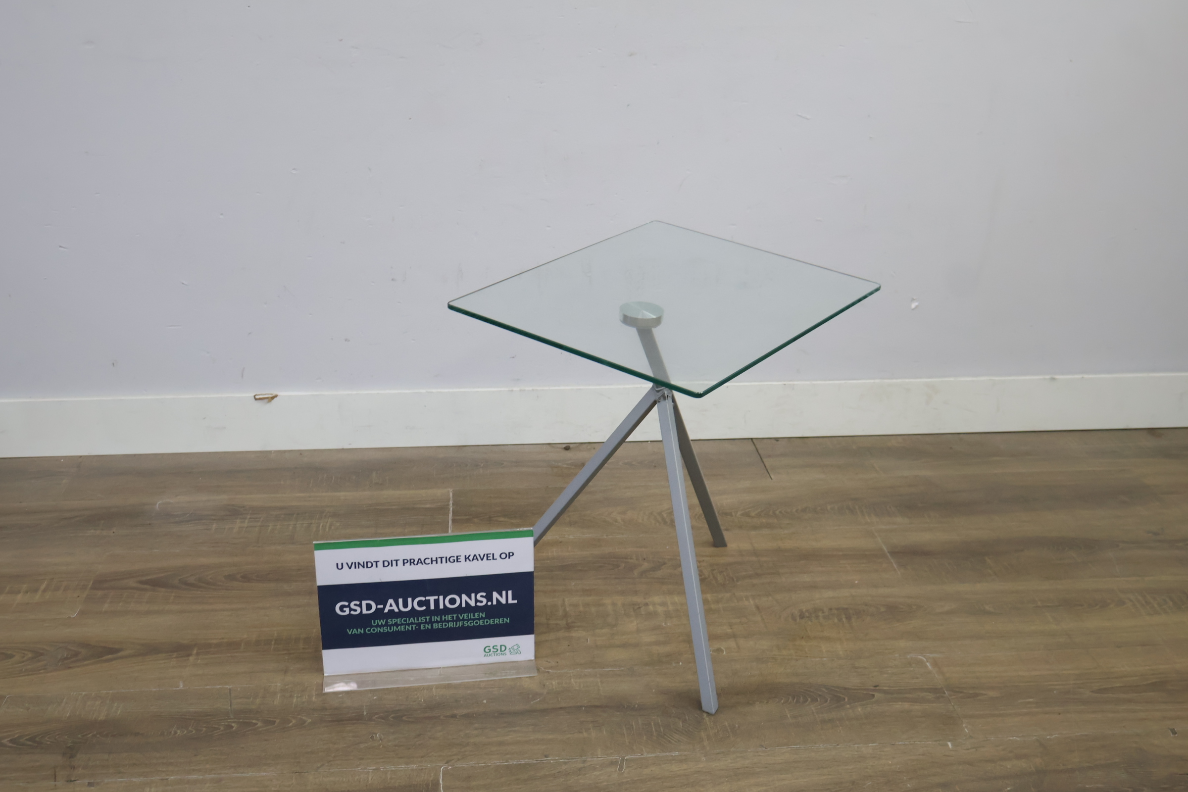 Vierkante glazen bijzettafel met metalen driepoot – kavel bij GSD Auctions, Zoeterwoude