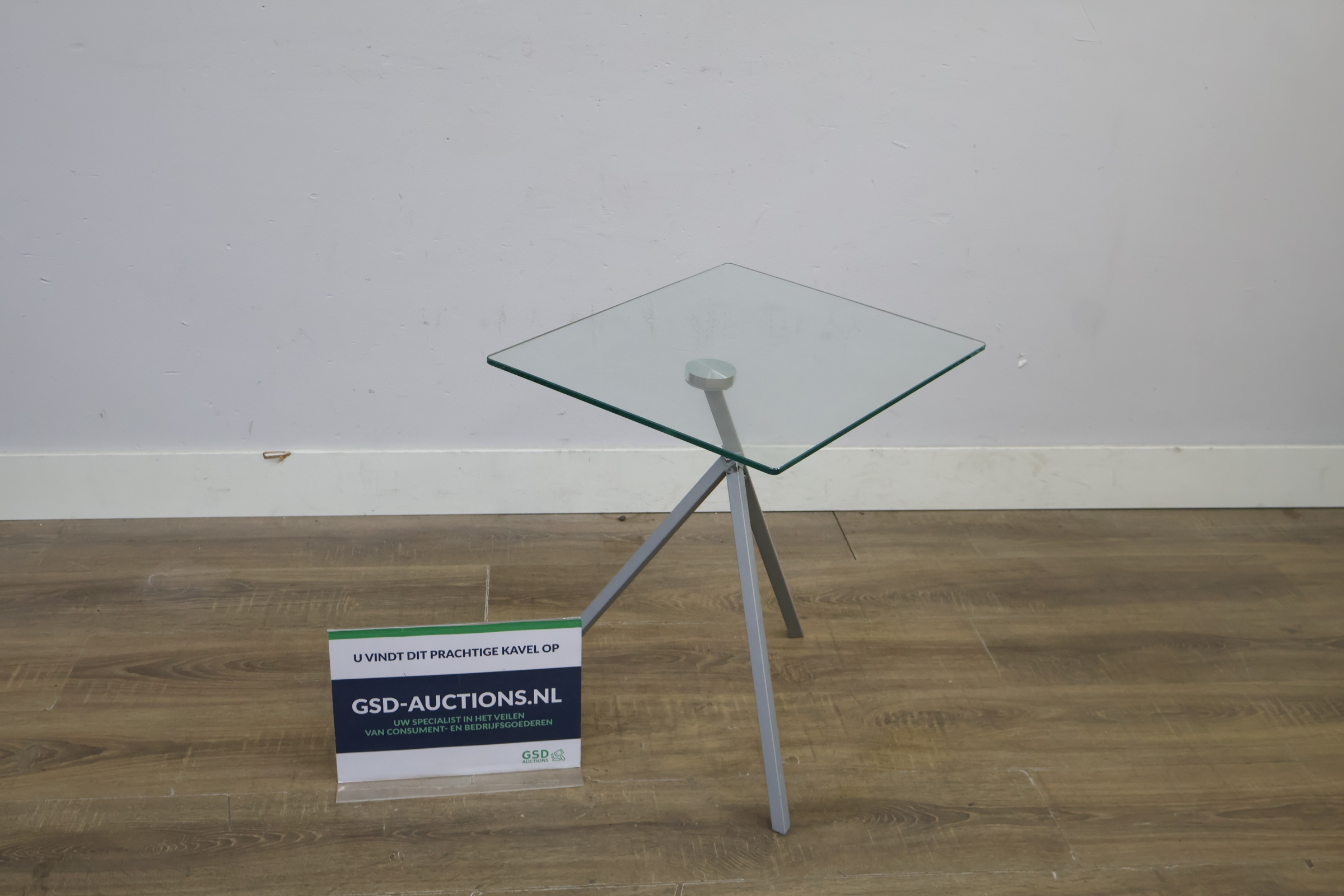 Vierkante glazen bijzettafel met metalen driepoot – foto 2 – kavel bij GSD Auctions, Zoeterwoude