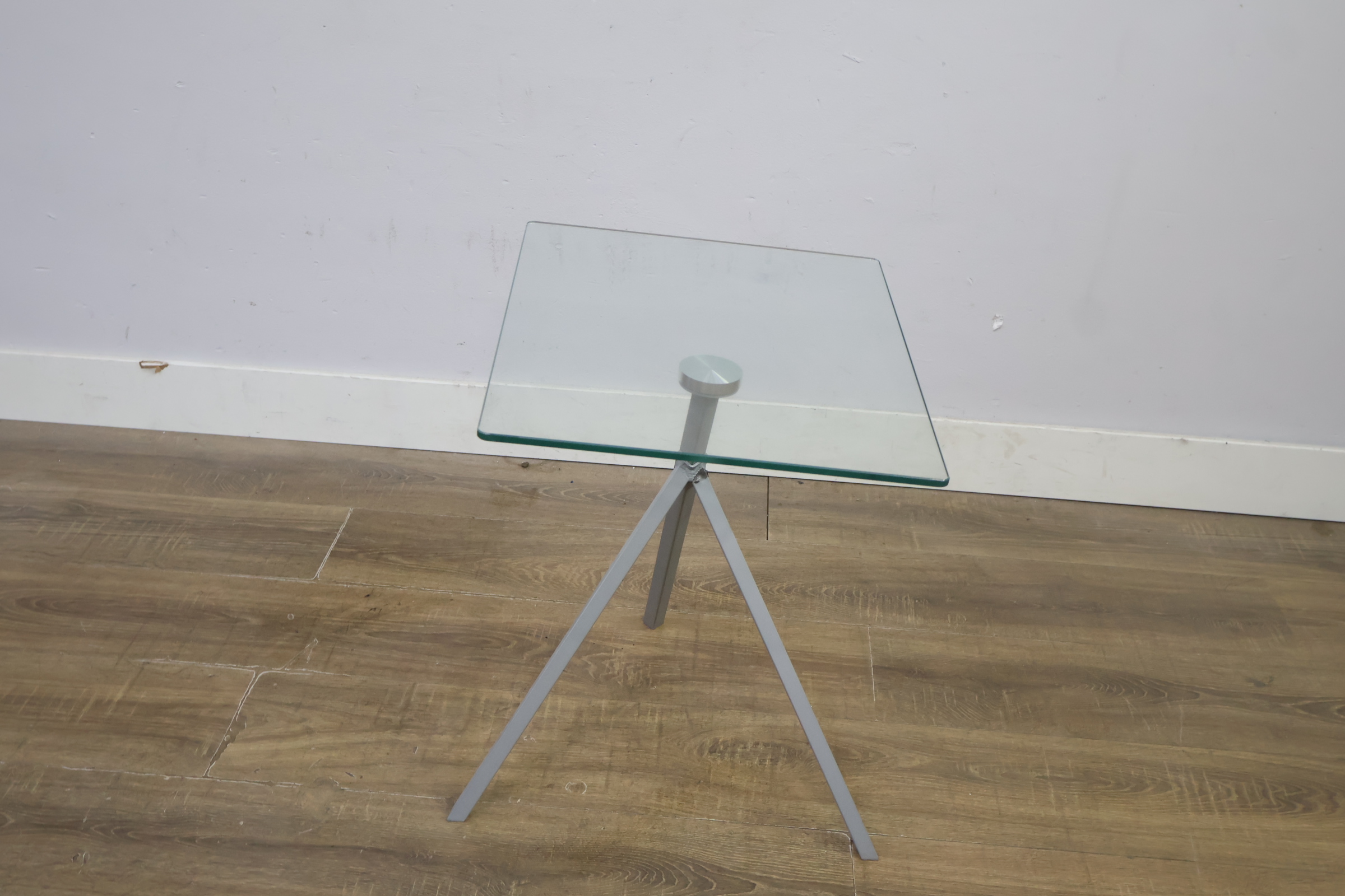 Vierkante glazen bijzettafel met metalen driepoot – foto 3 – kavel bij GSD Auctions, Zoeterwoude