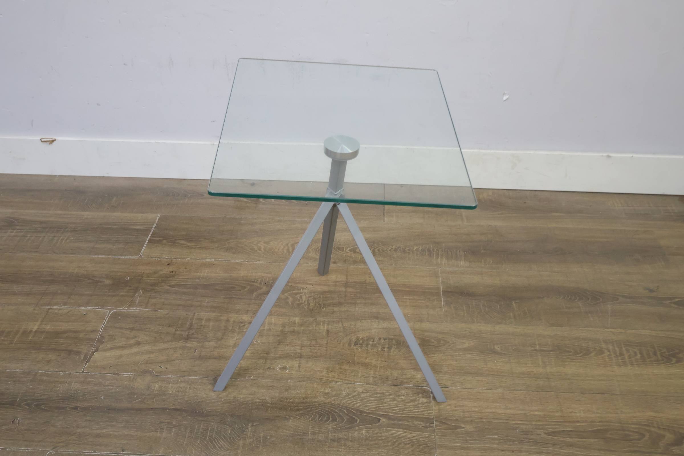Vierkante glazen bijzettafel met metalen driepoot – foto 4 – kavel bij GSD Auctions, Zoeterwoude