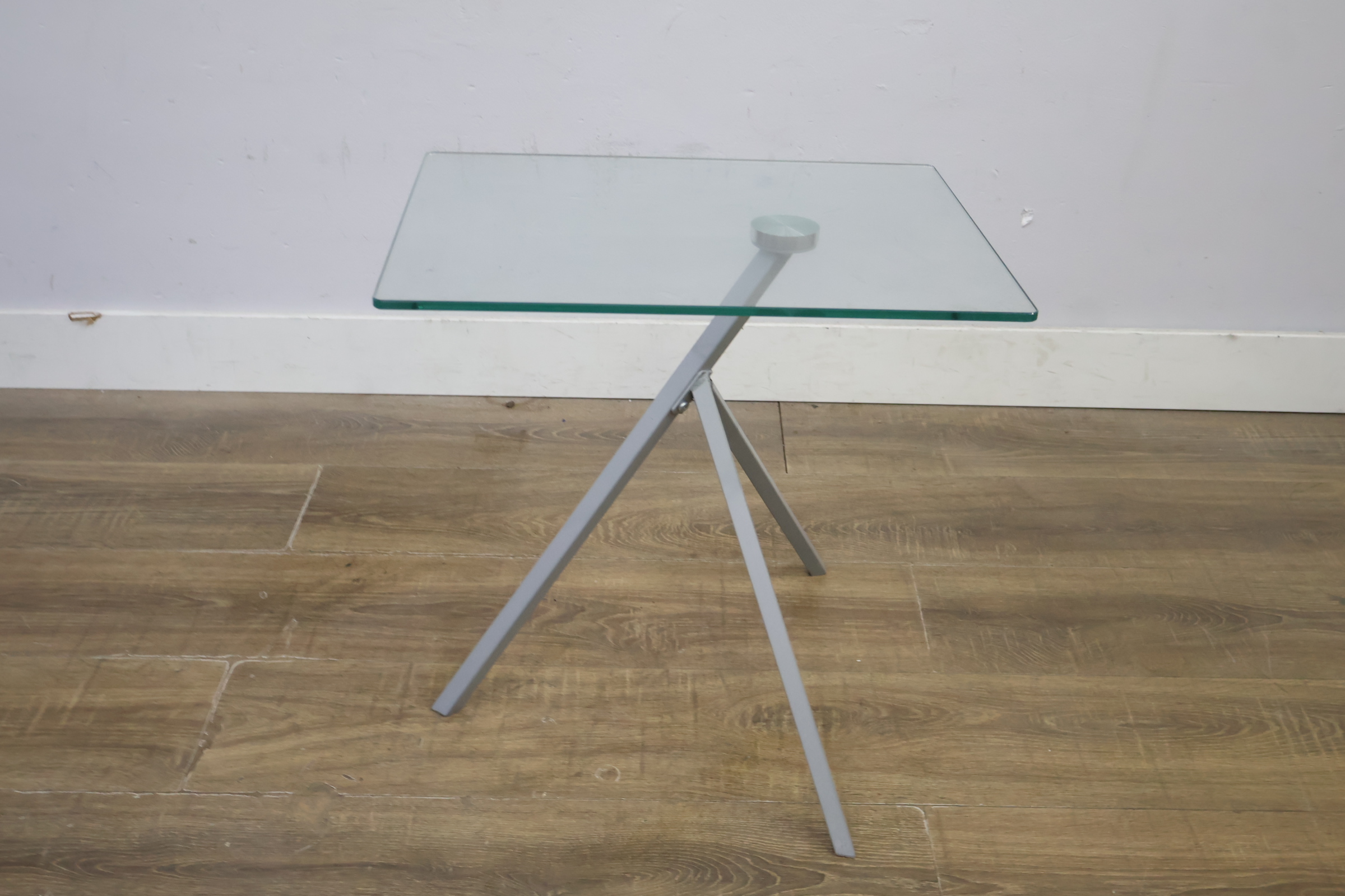 Vierkante glazen bijzettafel met metalen driepoot – foto 5 – kavel bij GSD Auctions, Zoeterwoude