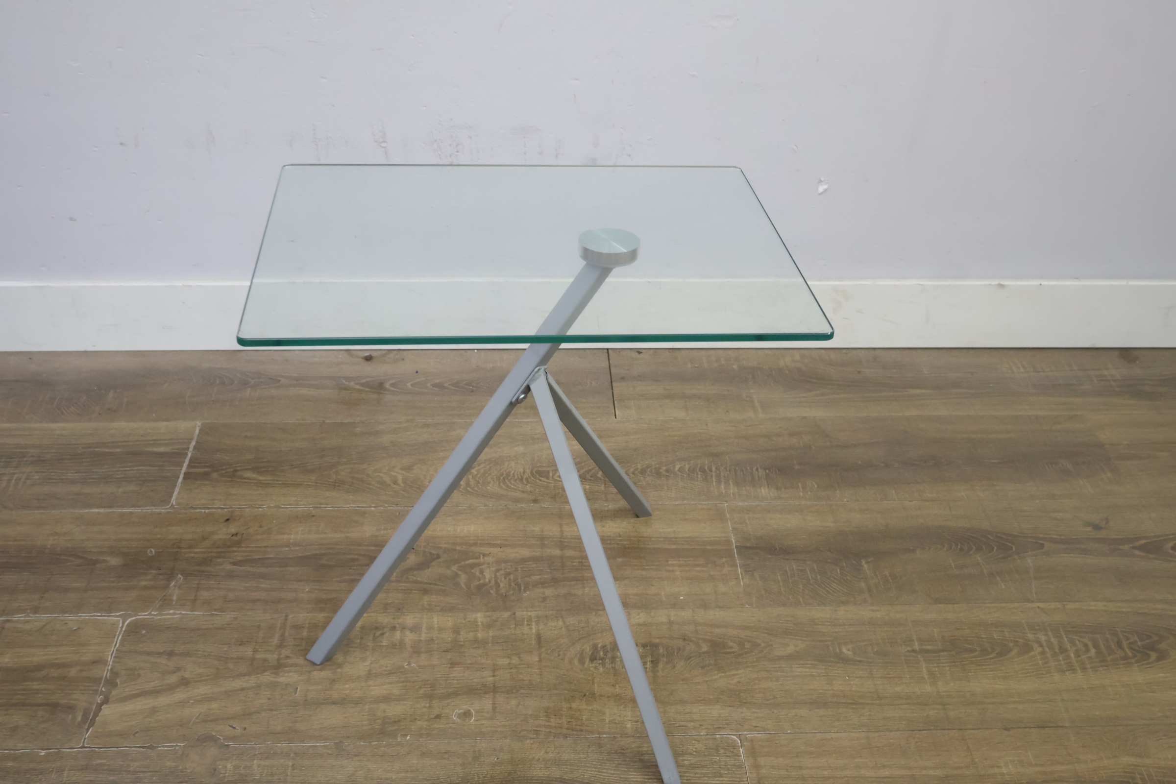 Vierkante glazen bijzettafel met metalen driepoot – foto 6 – kavel bij GSD Auctions, Zoeterwoude