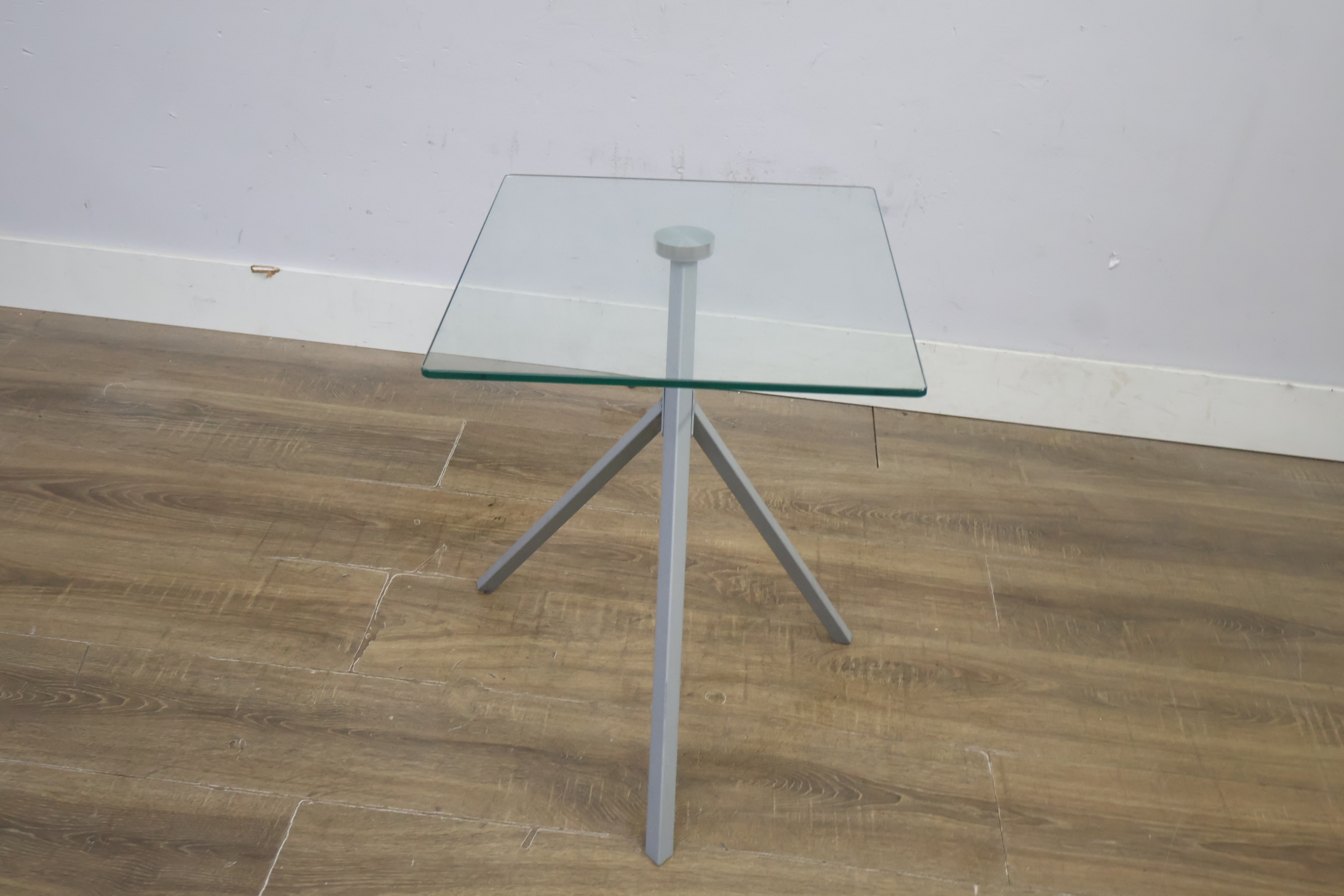 Vierkante glazen bijzettafel met metalen driepoot – foto 7 – kavel bij GSD Auctions, Zoeterwoude