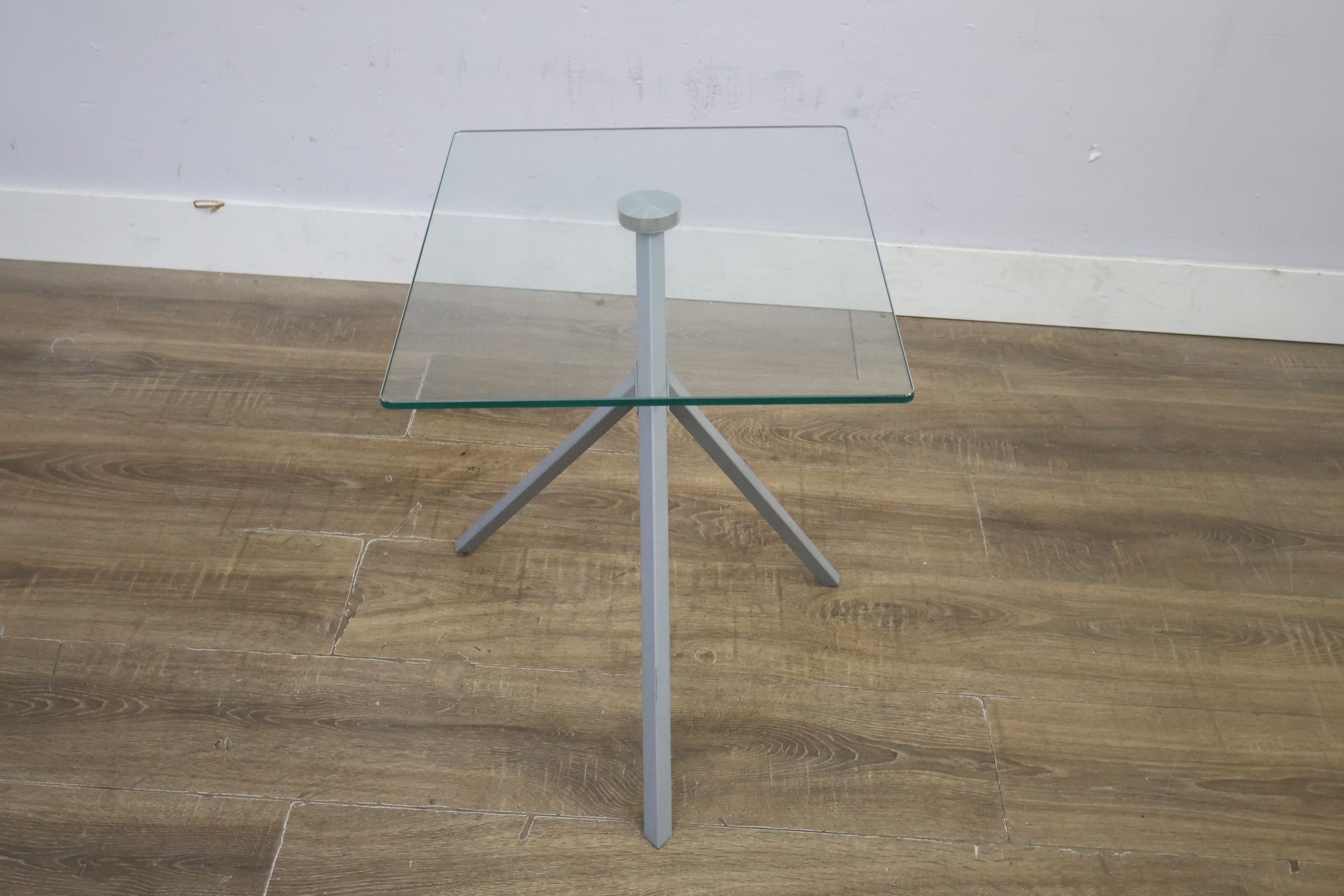 Vierkante glazen bijzettafel met metalen driepoot – foto 8 – kavel bij GSD Auctions, Zoeterwoude
