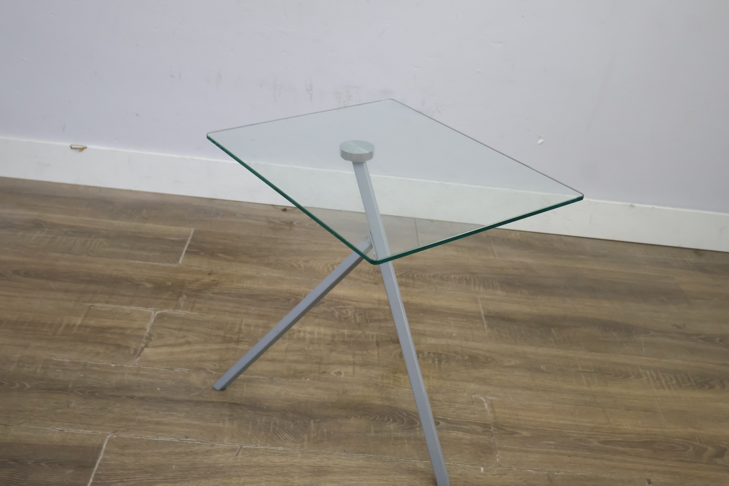 Vierkante glazen bijzettafel met metalen driepoot – foto 9 – kavel bij GSD Auctions, Zoeterwoude