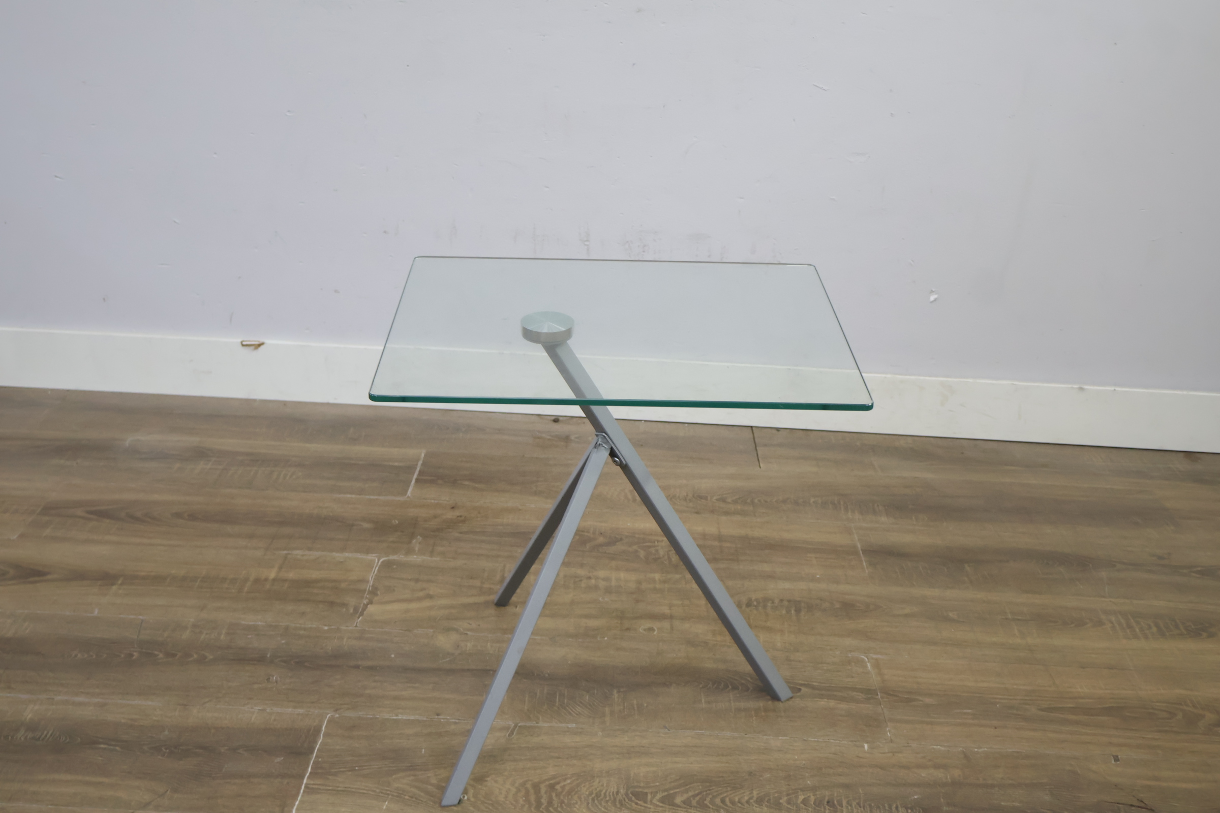 Vierkante glazen bijzettafel met metalen driepoot – foto 10 – kavel bij GSD Auctions, Zoeterwoude