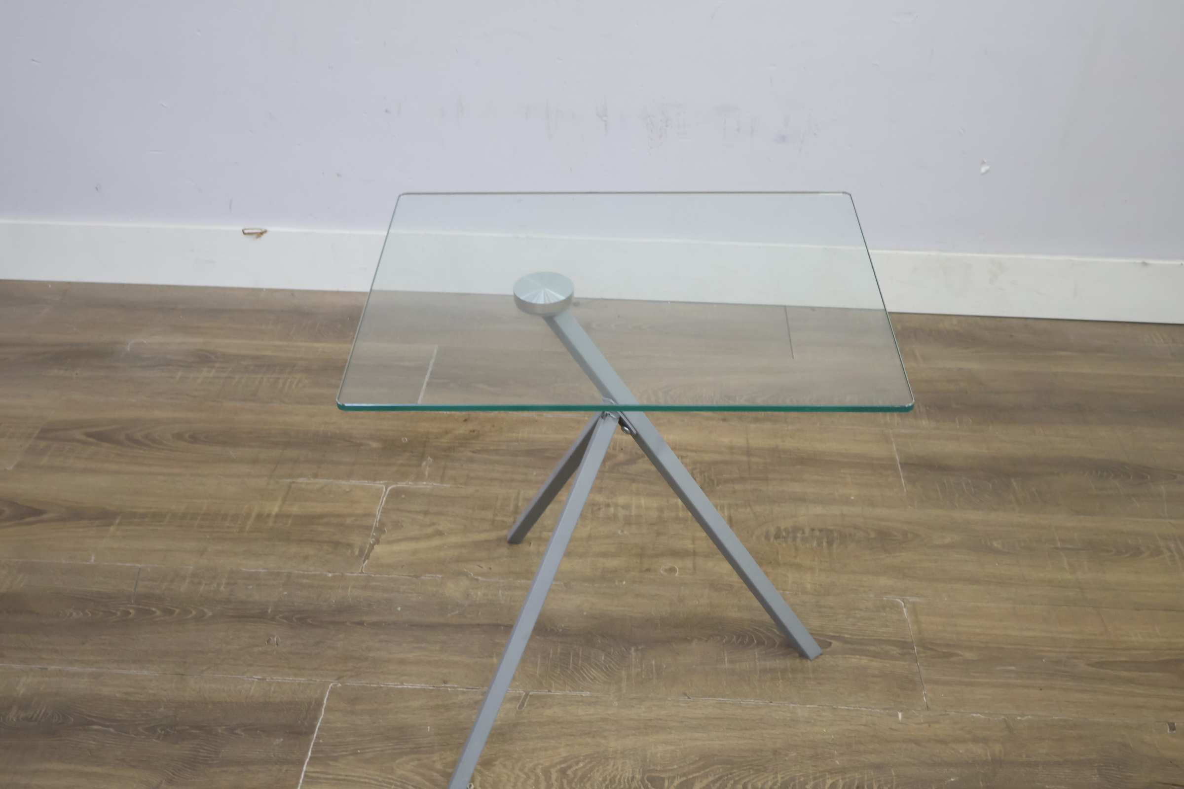 Vierkante glazen bijzettafel met metalen driepoot – foto 11 – kavel bij GSD Auctions, Zoeterwoude