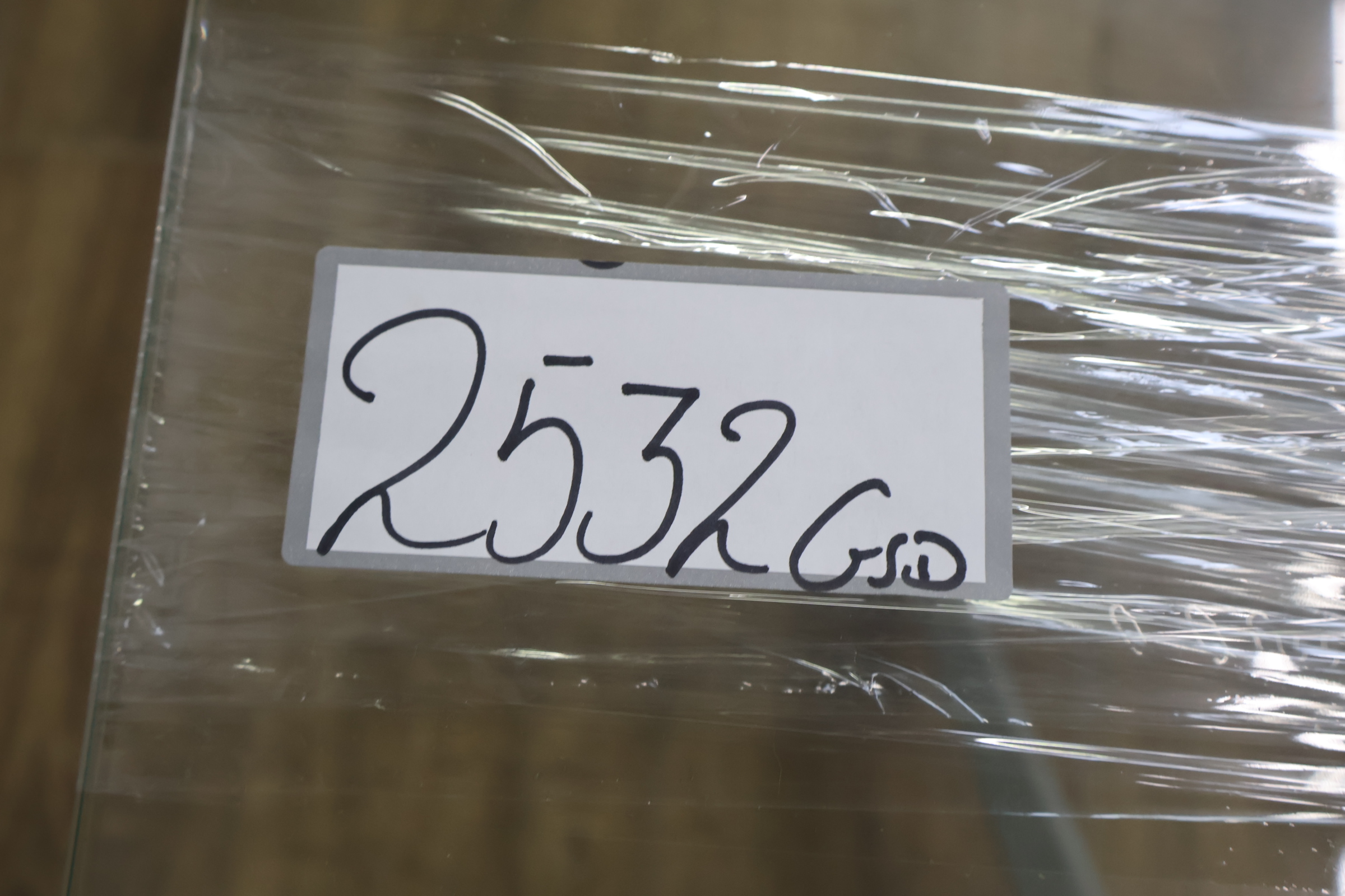 Vierkante glazen bijzettafel met metalen driepoot – foto 15 – kavel bij GSD Auctions, Zoeterwoude