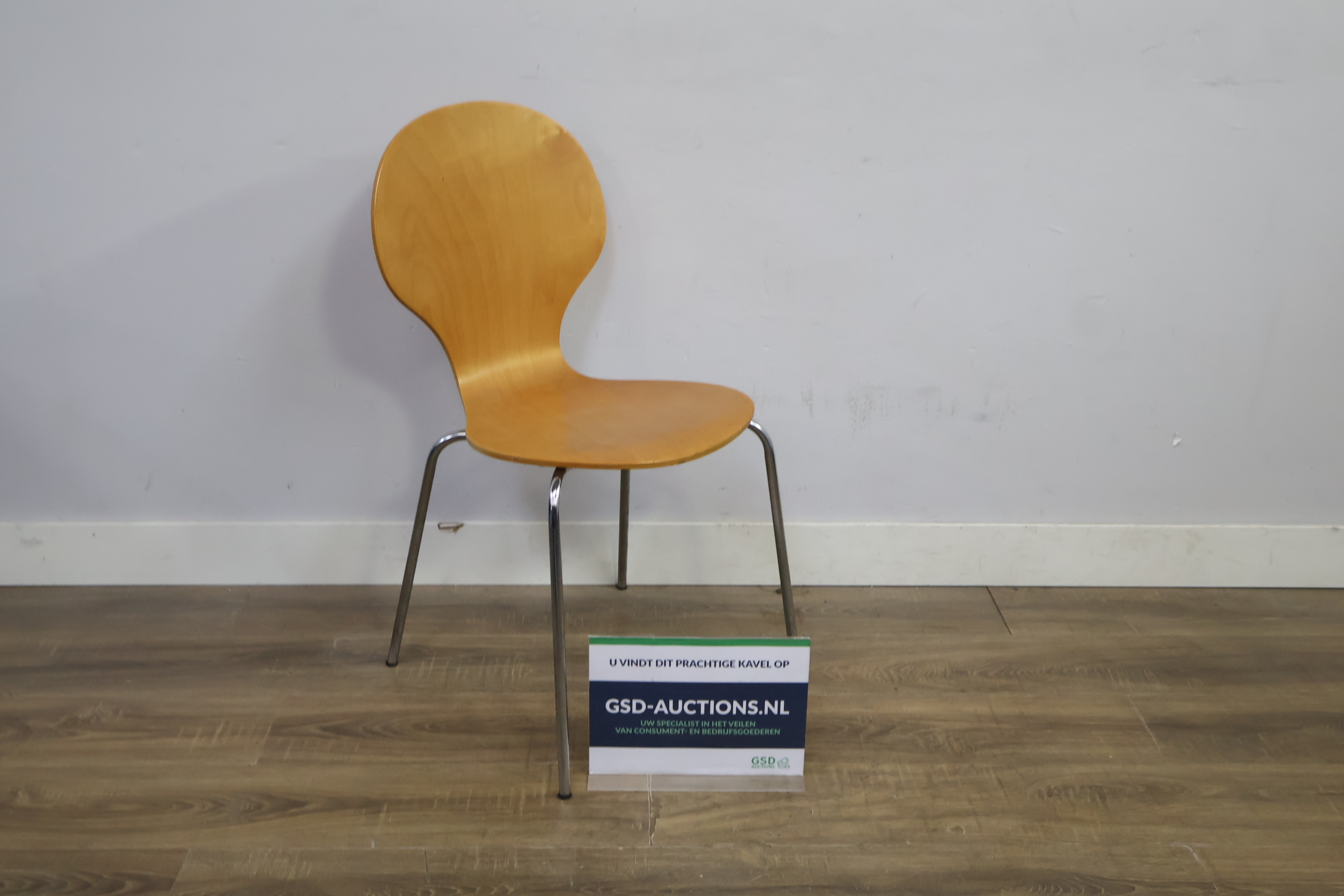 Houten stoel met chromen poten – foto 2 – kavel bij GSD Auctions, Zoeterwoude