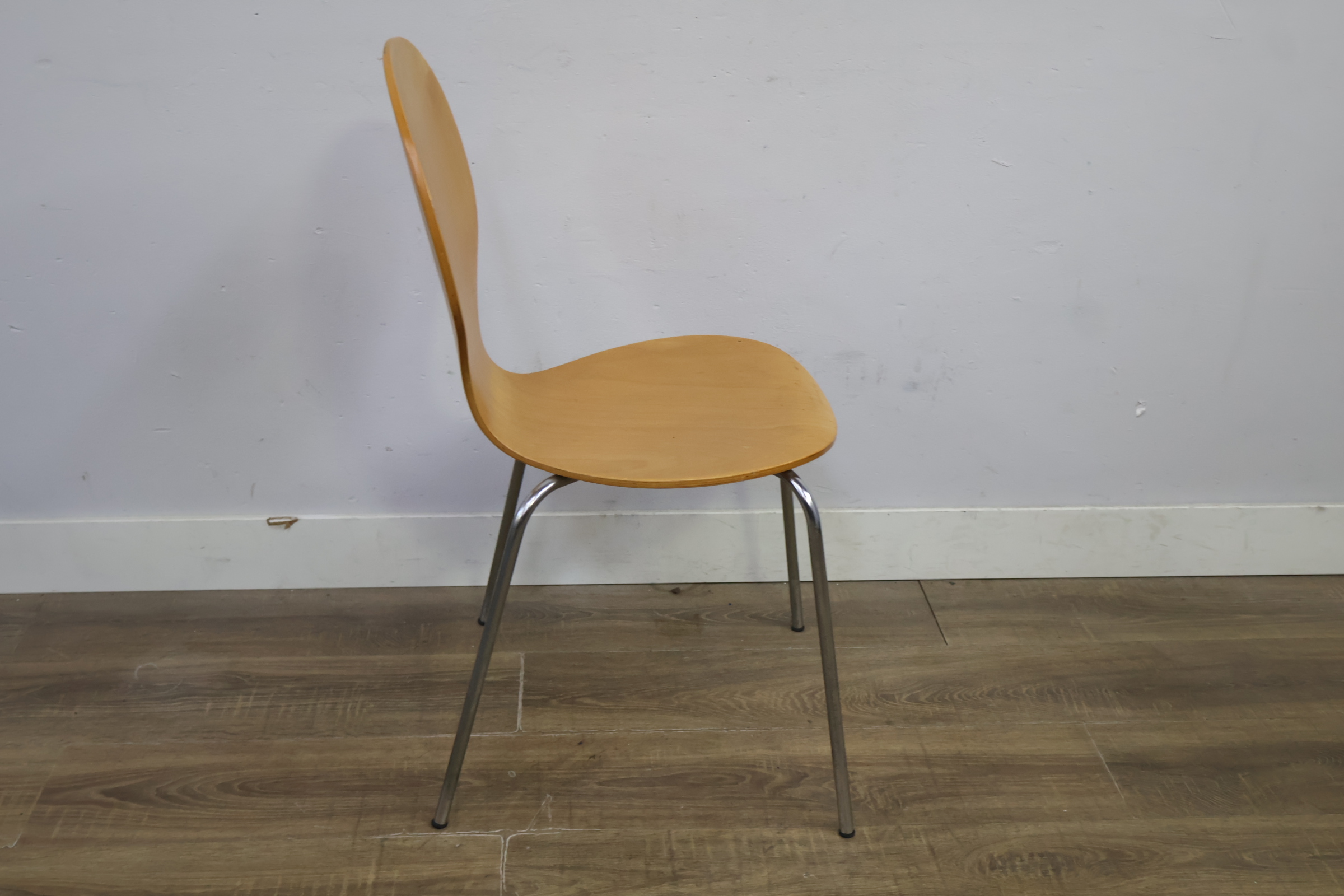 Houten stoel met chromen poten – foto 3 – kavel bij GSD Auctions, Zoeterwoude