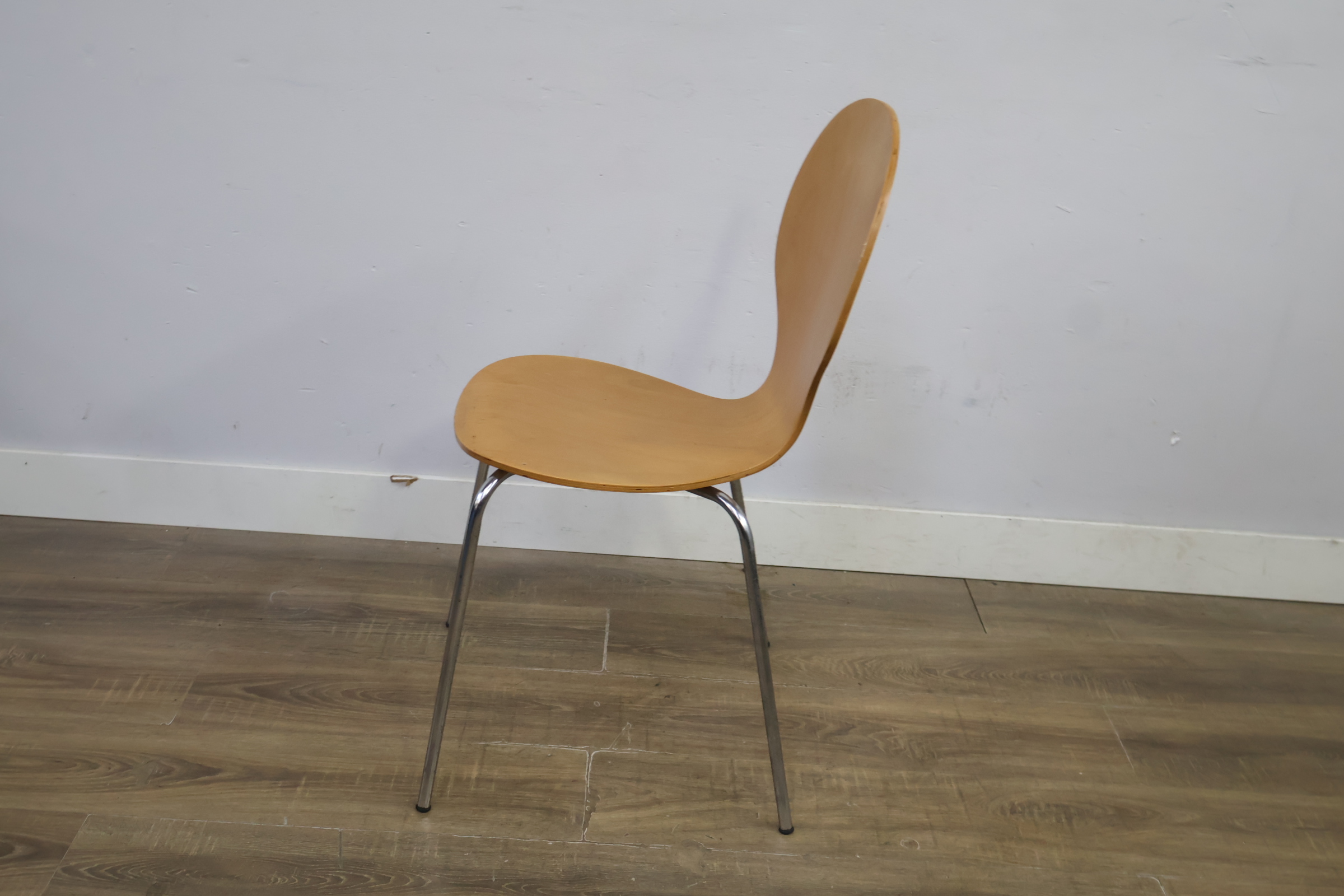 Houten stoel met chromen poten – foto 7 – kavel bij GSD Auctions, Zoeterwoude