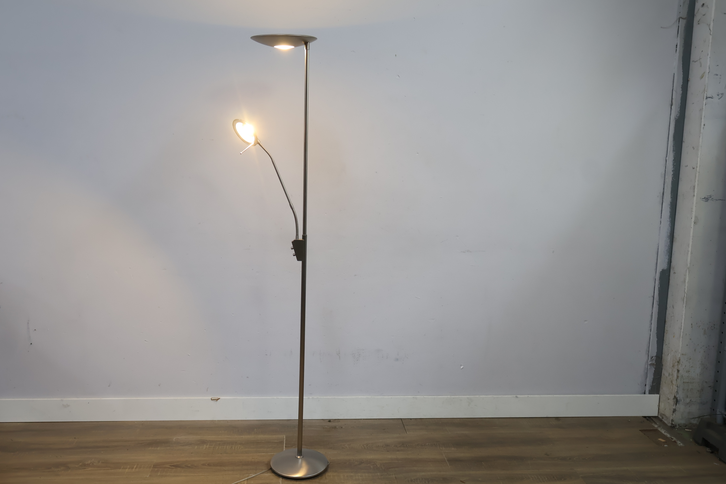 Staande vloerlamp met leeslamp – foto 5 – kavel bij GSD Auctions, Zoeterwoude