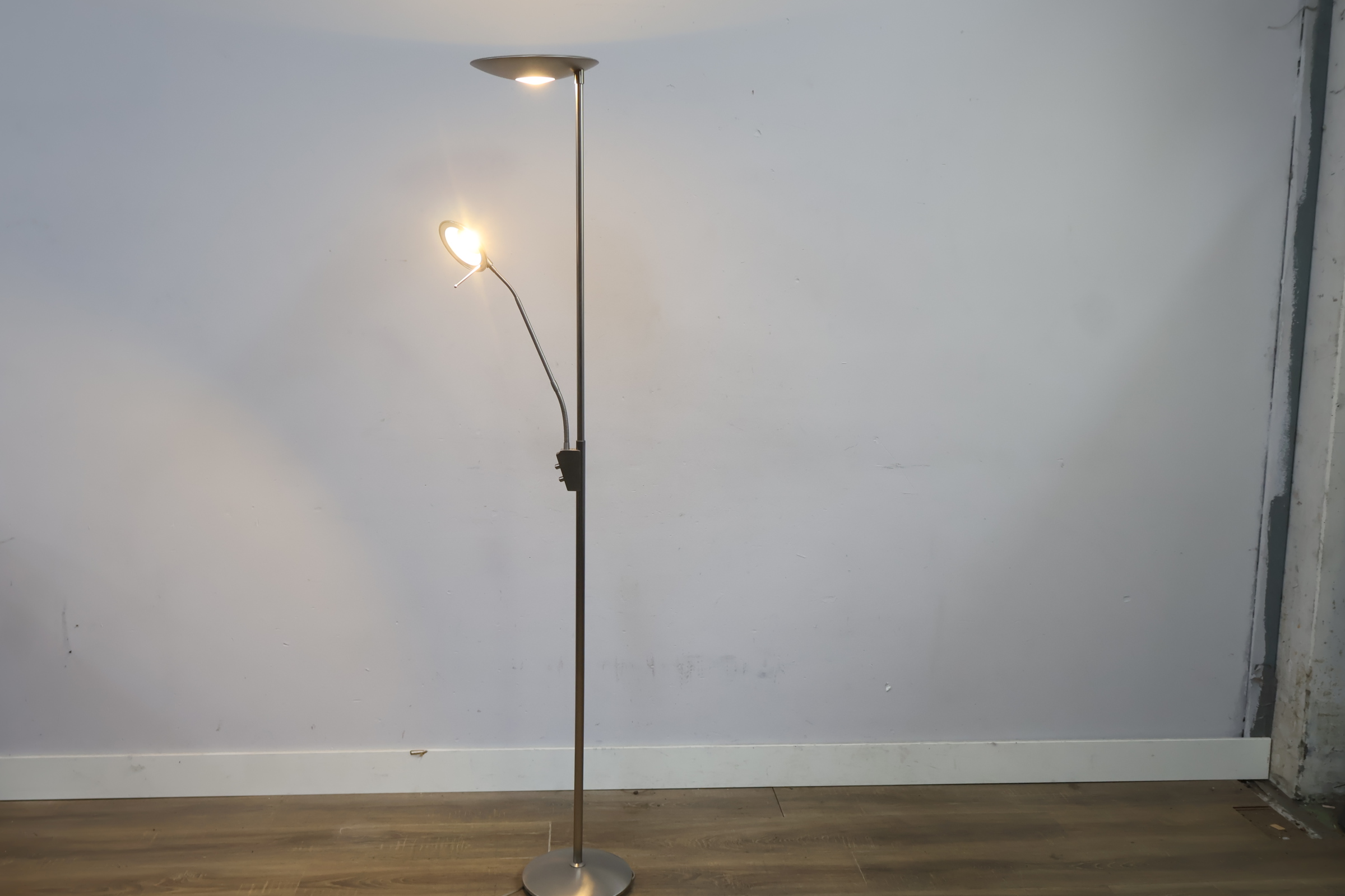 Staande vloerlamp met leeslamp – foto 6 – kavel bij GSD Auctions, Zoeterwoude