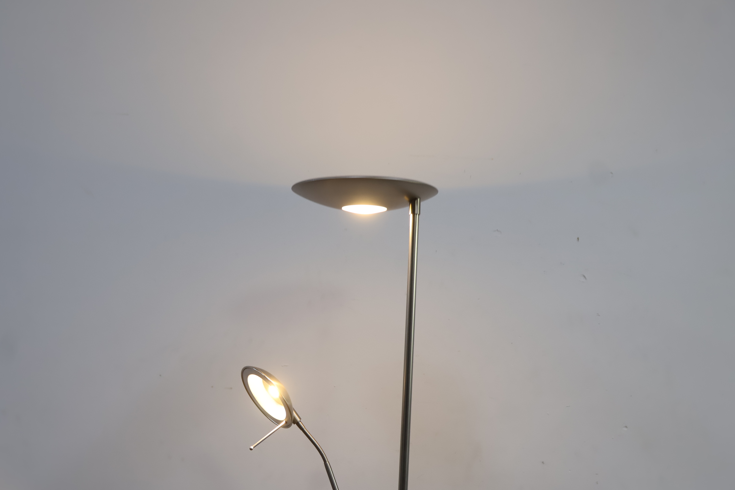 Staande vloerlamp met leeslamp – foto 7 – kavel bij GSD Auctions, Zoeterwoude
