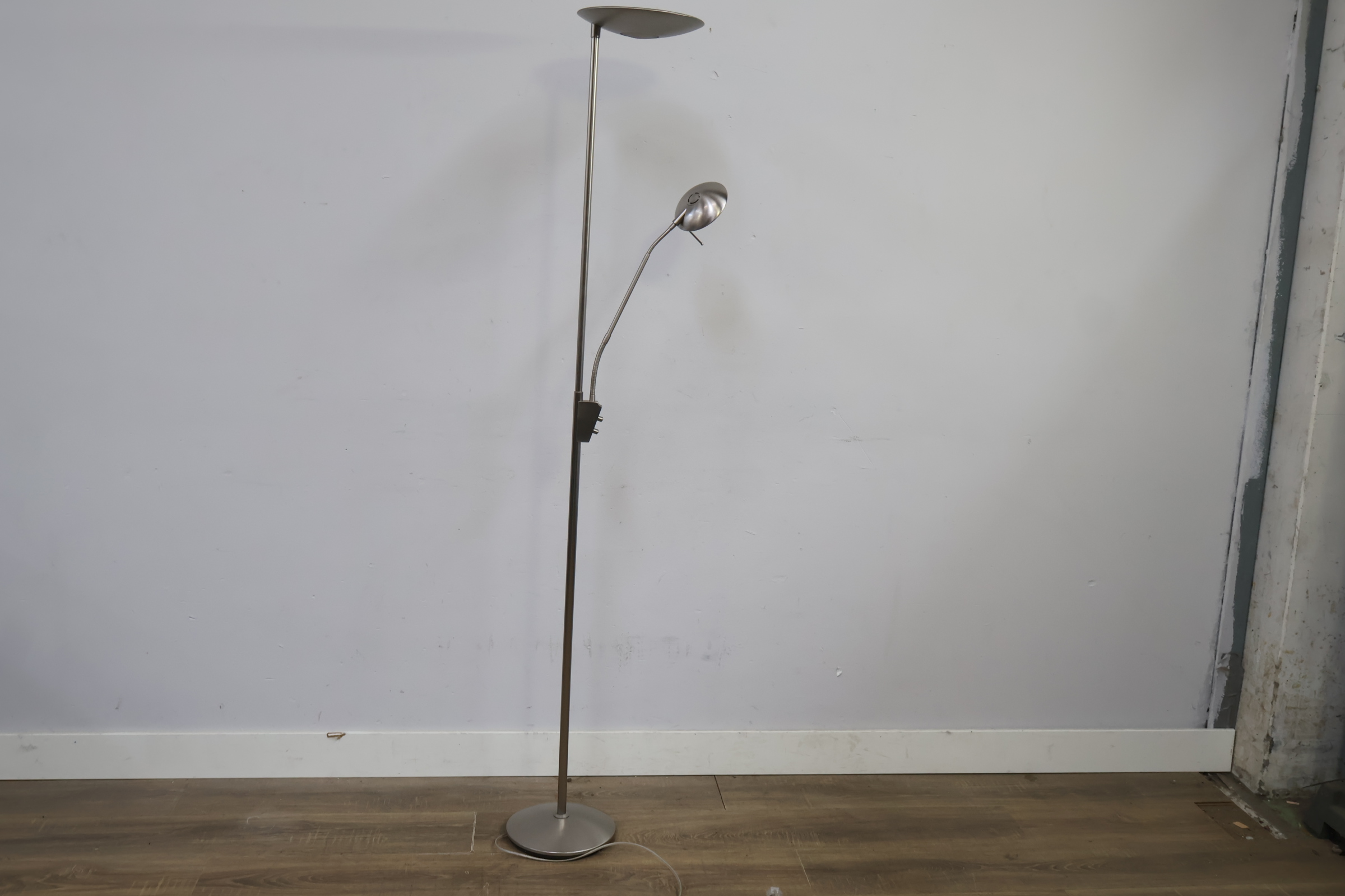 Staande vloerlamp met leeslamp – foto 12 – kavel bij GSD Auctions, Zoeterwoude