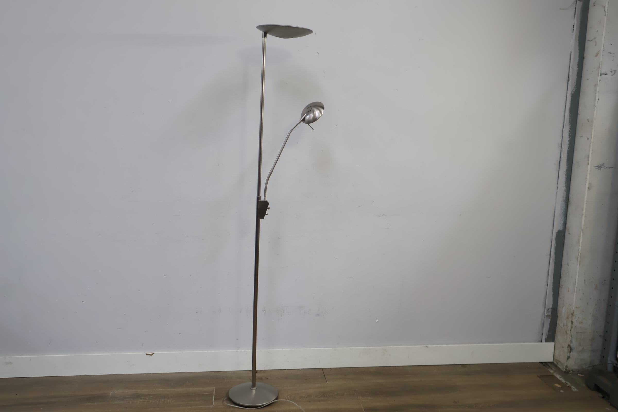 Staande vloerlamp met leeslamp – foto 13 – kavel bij GSD Auctions, Zoeterwoude