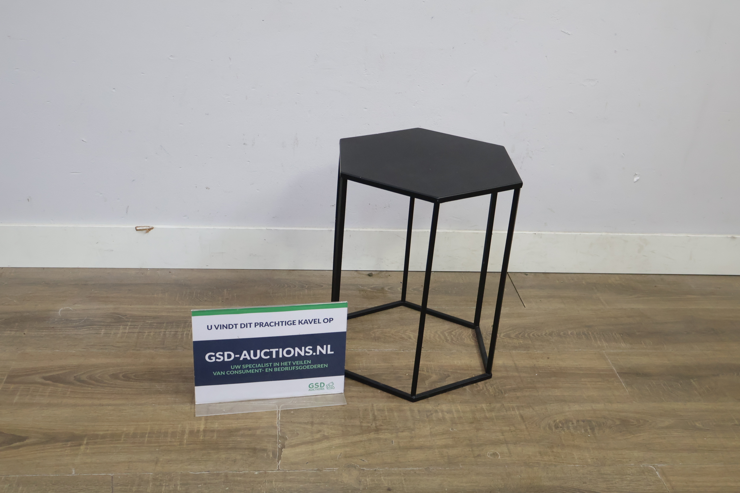 Zeshoekige zwarte metalen bijzettafel, plantentafel – foto 2 – kavel bij GSD Auctions, Zoeterwoude