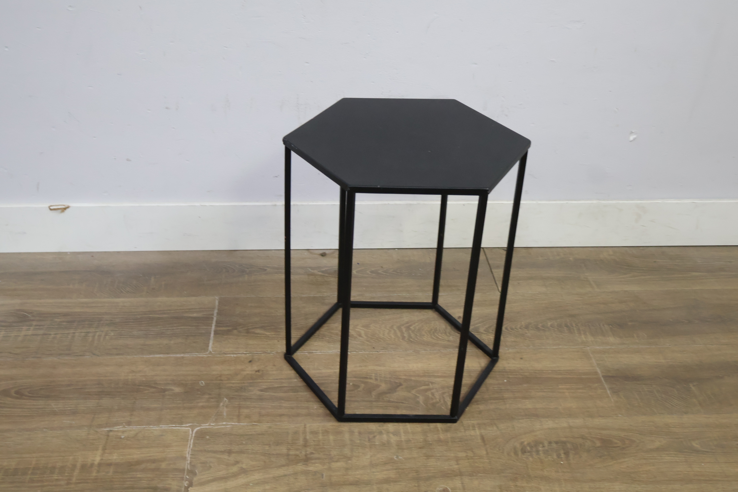 Zeshoekige zwarte metalen bijzettafel, plantentafel – foto 3 – kavel bij GSD Auctions, Zoeterwoude